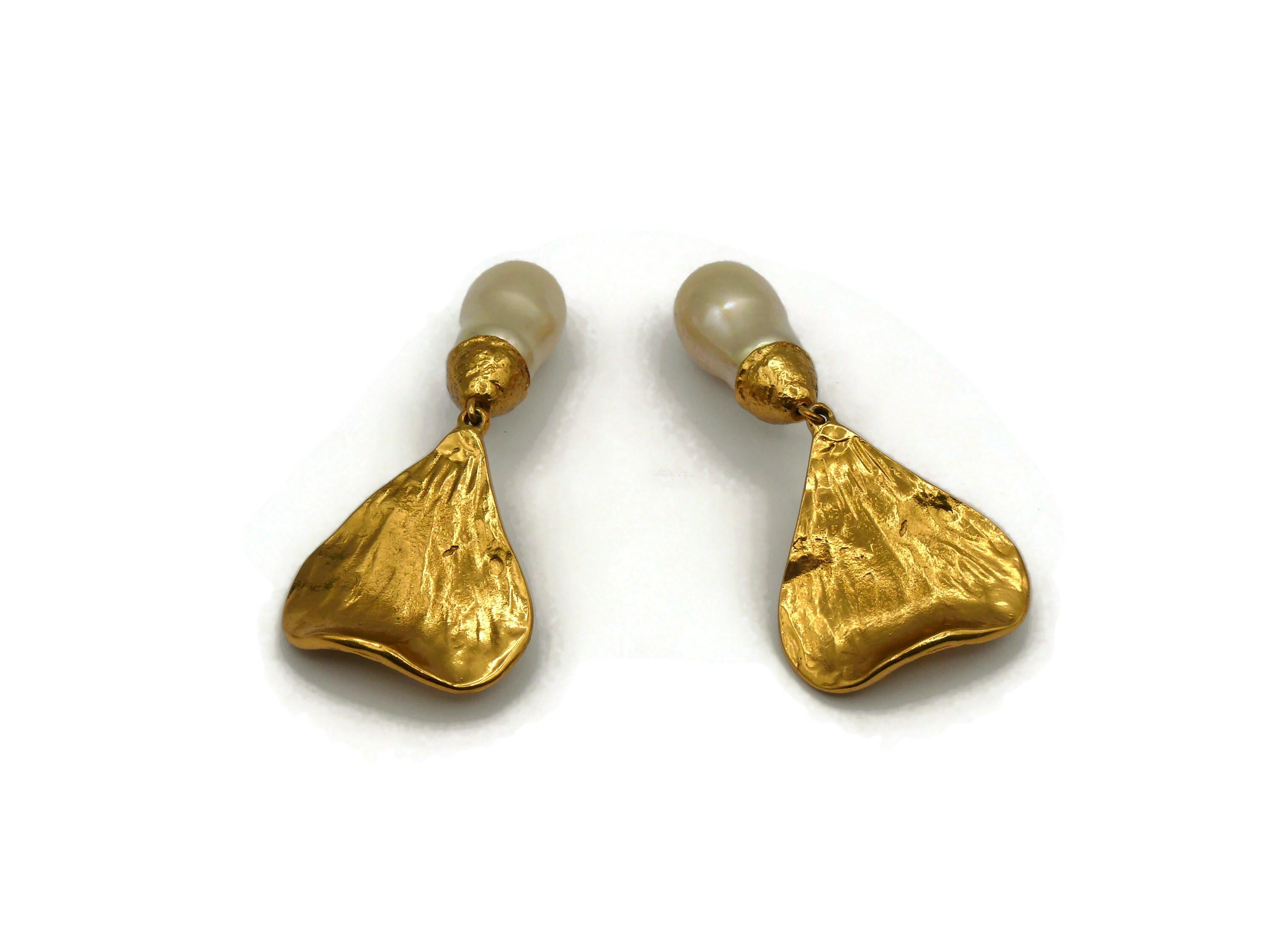 YVES SAINT LAURENT YSL Vintage Gold Tone Heart and Pearl Dangling Earrings In Good Condition In Nice, FR