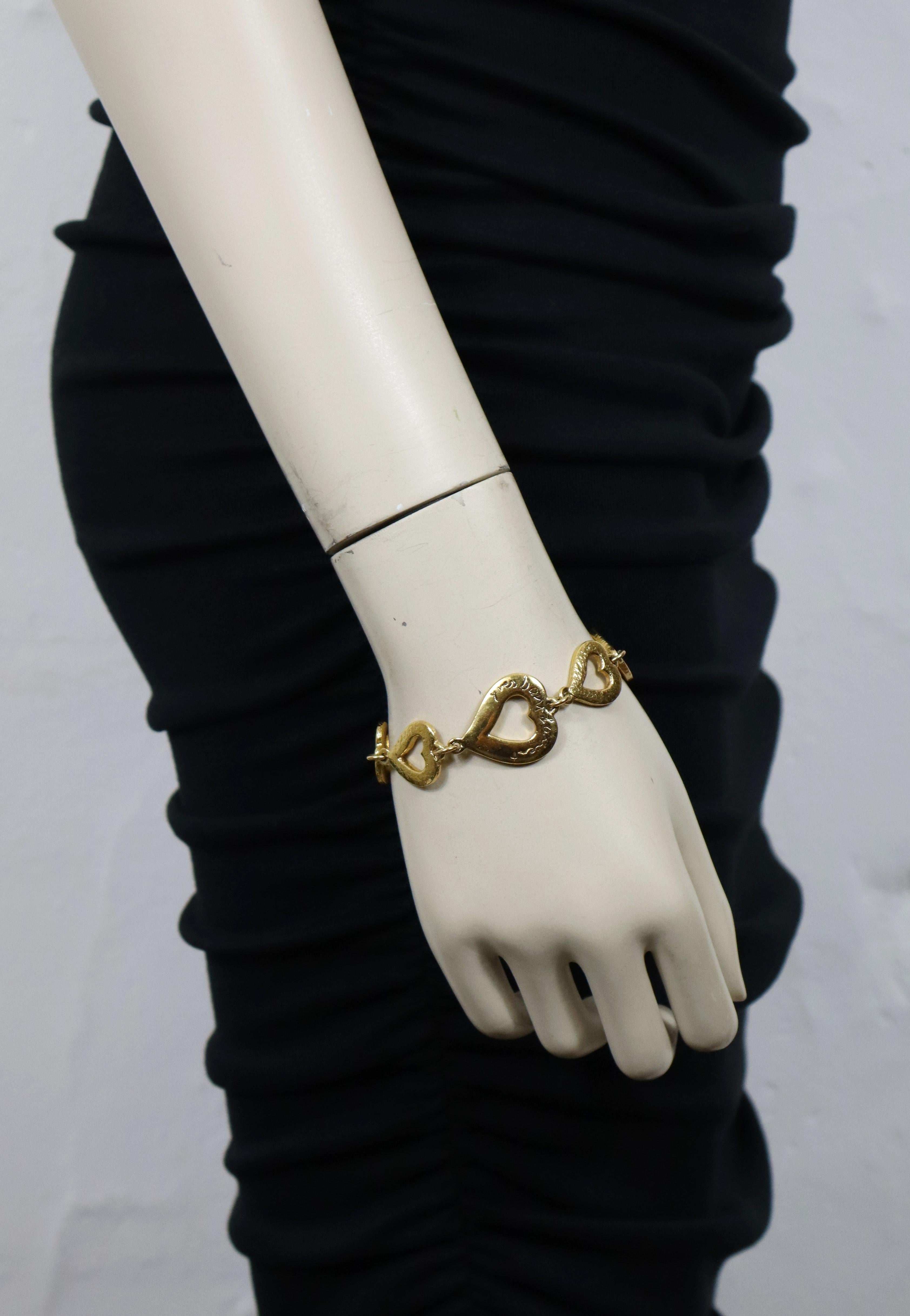 Yves Saint Laurent è un braccialetto vintage con maglie a cuore graduate in tonalità oro.

Chiusura a gancio.

Yves Saint Laurent in rilievo sulla maglia a cuore più grande e sui passanti a cuore.
Prodotto in Francia.

Misure indicative: lunghezza