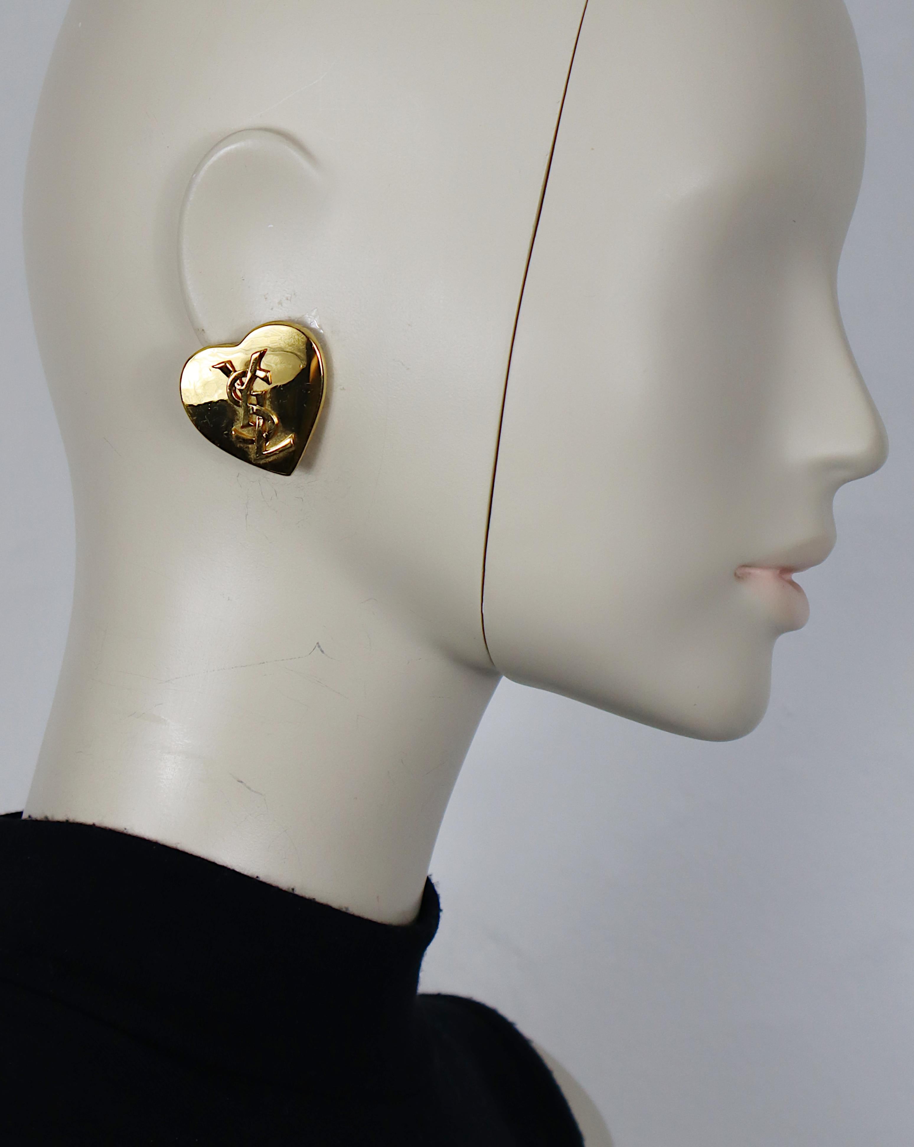 YVES SAINT LAURENT vintage gold tone heart shaped clip-on earrings embossed with a YSL logo.

Embossed YSL Made in France.

Indicative measurements : max. height approx. 3.3 cm (1.30 inches) / max. width approx. 3.3 cm (1.30 inches).

Weight per