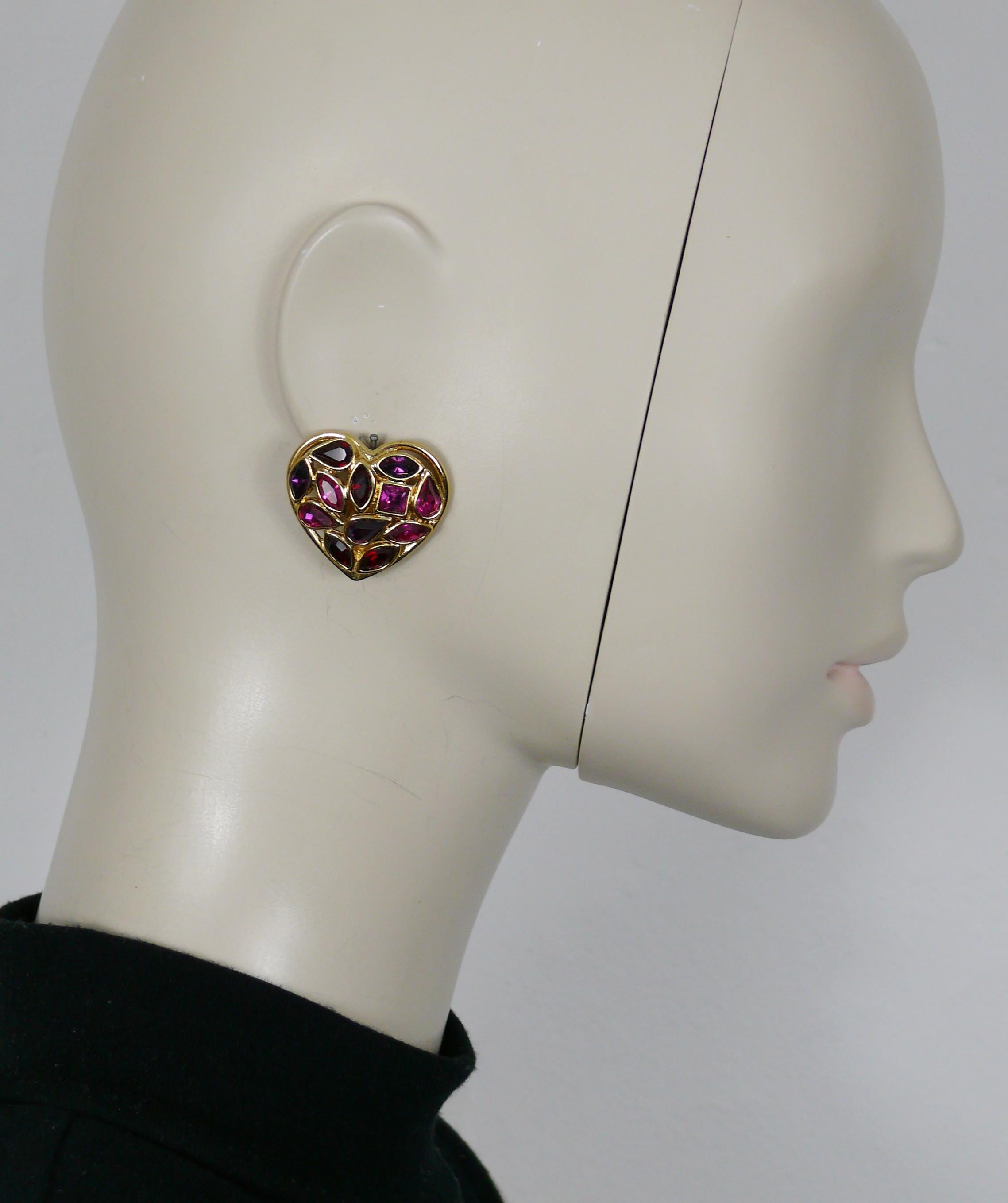 YVES SAINT LAURENT vintage gold tone heart clip-on earrings embellished with fuschia and purple crystals.

Embossed YSL Made in France.

Indicative measurements : max. height approx. 2.9 cm (1.14 inches) / max. width approx. 3.2 cm (1.26