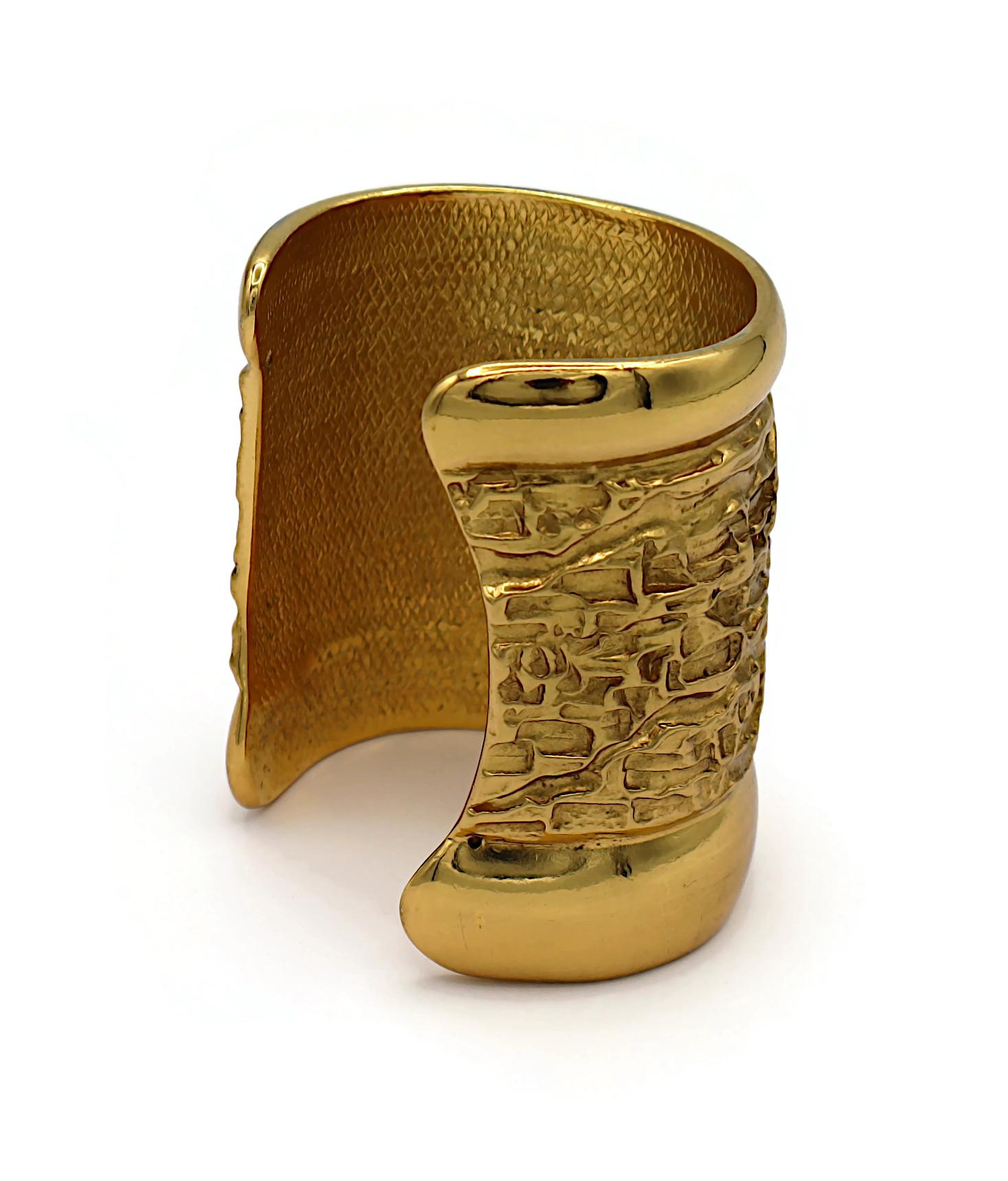 YVES SAINT LAURENT YSL Bracciale largo d'oro vintage con texture in lava in vendita 6