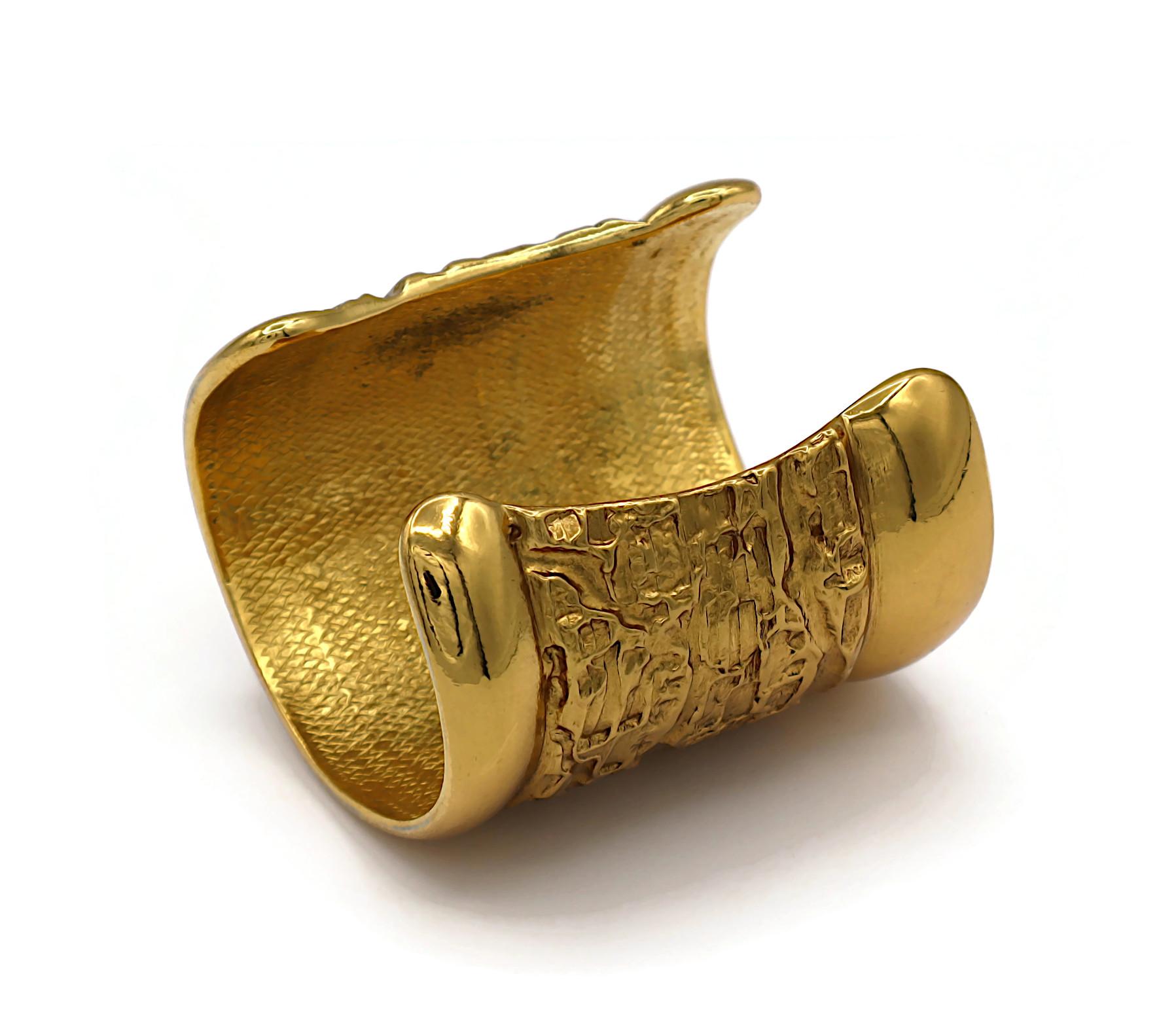 YVES SAINT LAURENT YSL Bracciale largo d'oro vintage con texture in lava in vendita 7