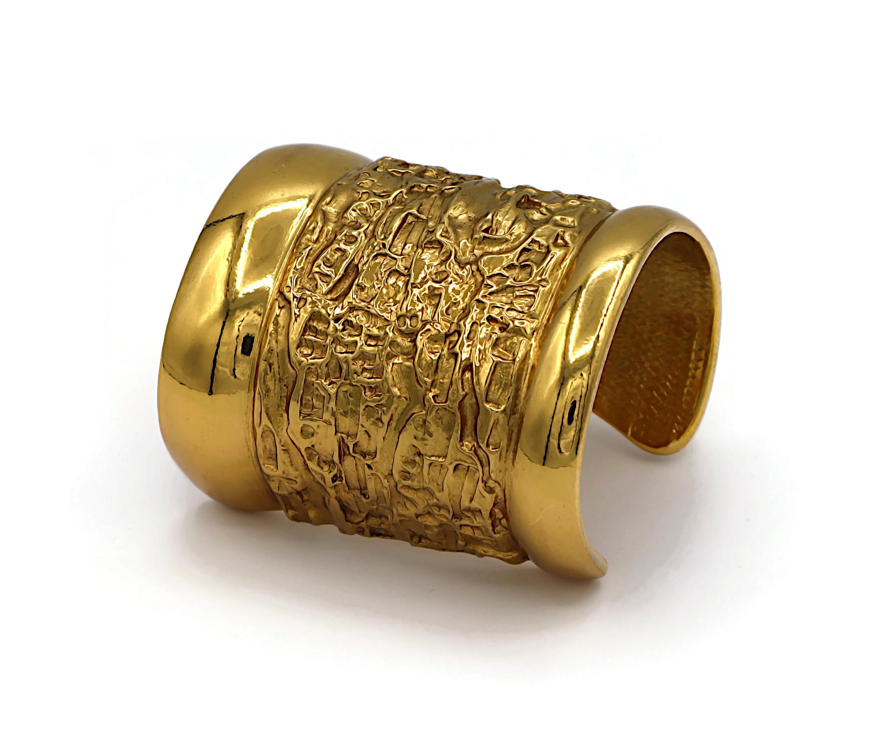 YVES SAINT LAURENT YSL Bracciale largo d'oro vintage con texture in lava In condizioni buone in vendita a Nice, FR