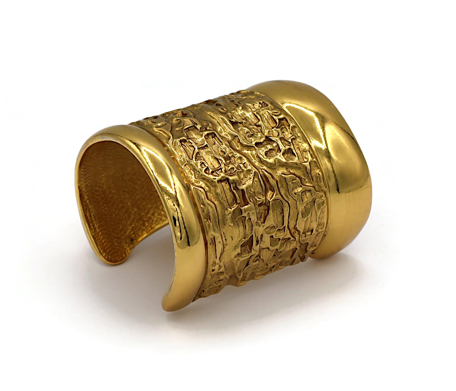 Donna YVES SAINT LAURENT YSL Bracciale largo d'oro vintage con texture in lava in vendita