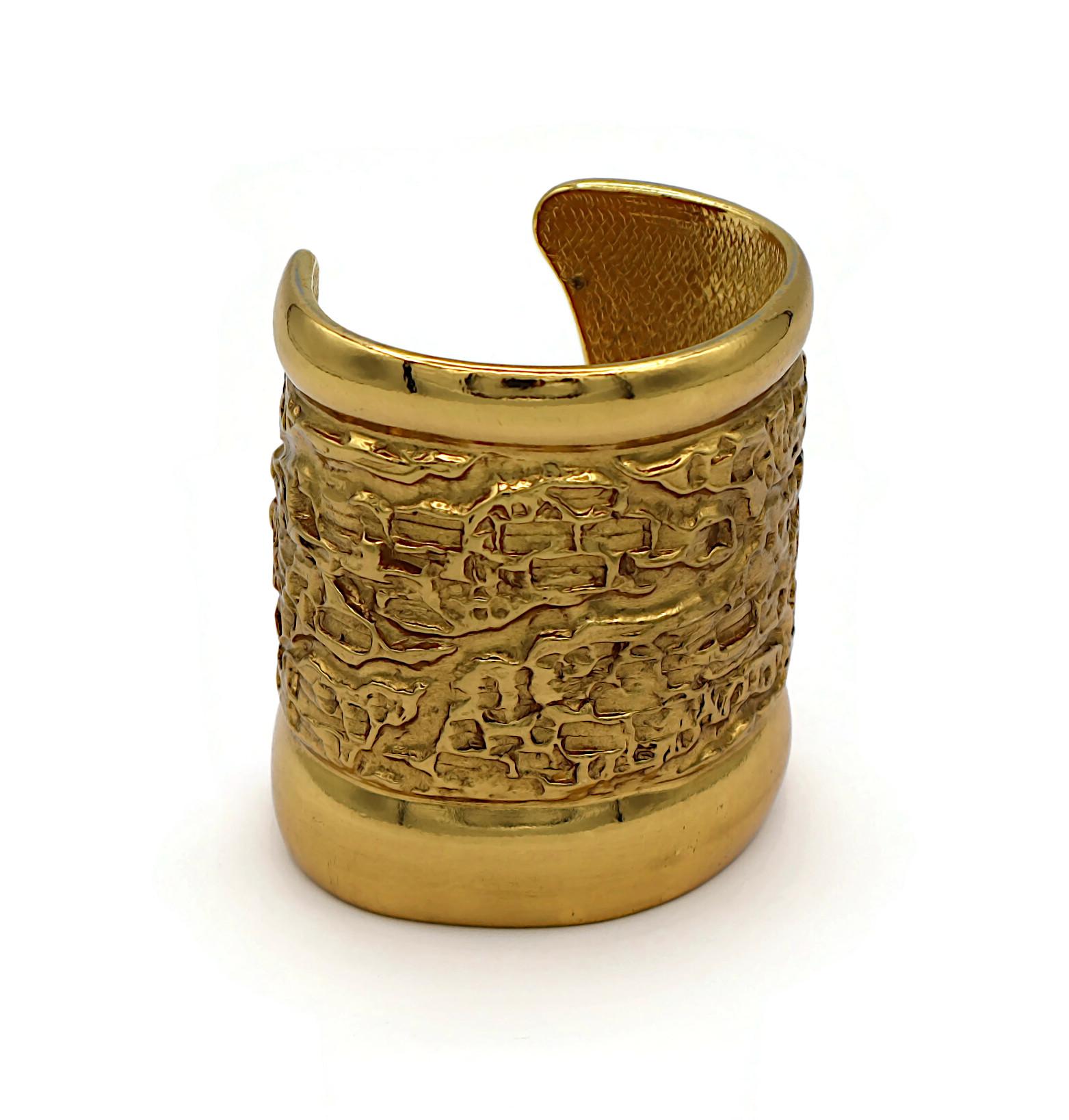 YVES SAINT LAURENT YSL Bracciale largo d'oro vintage con texture in lava in vendita 1