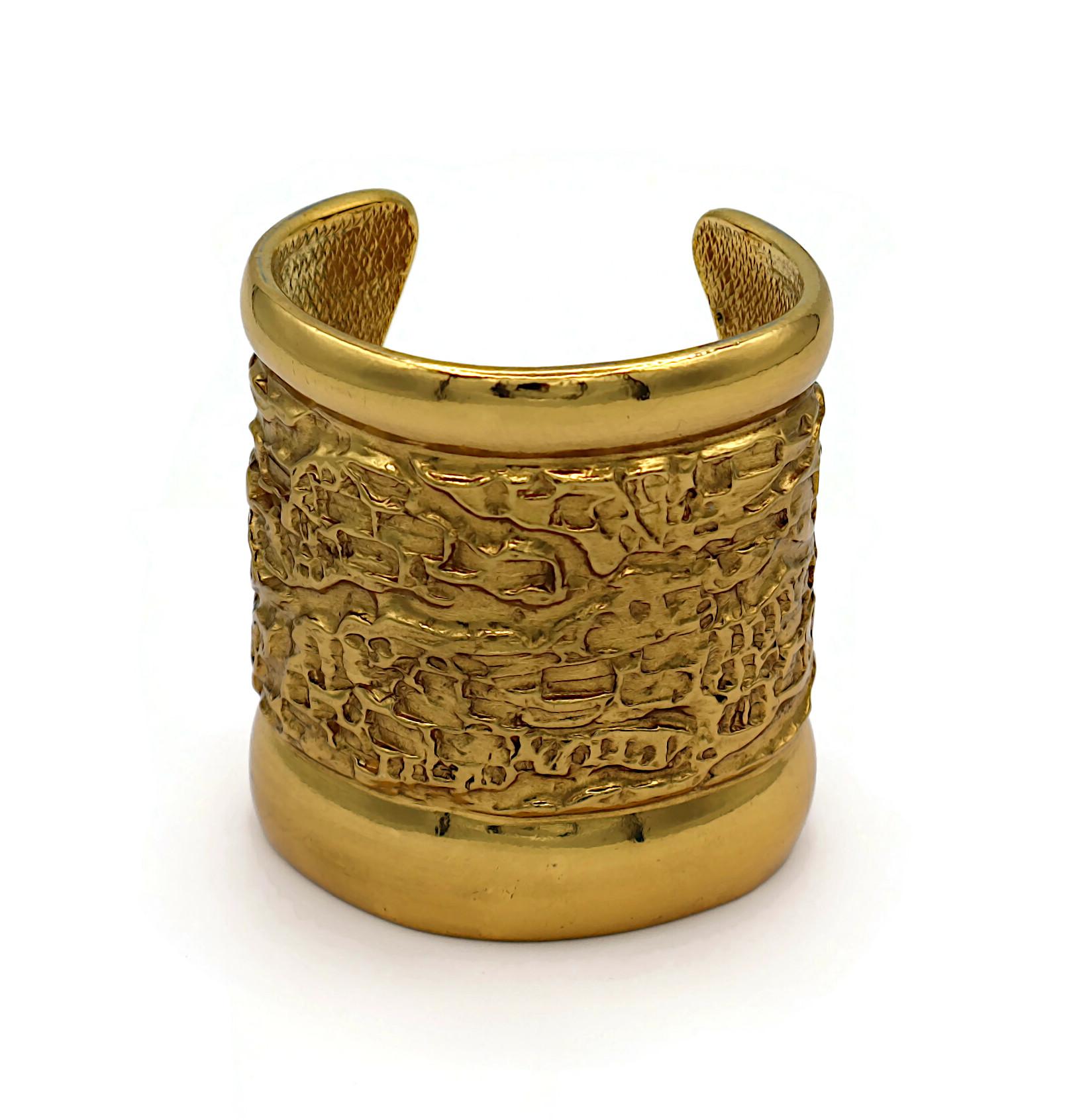 YVES SAINT LAURENT YSL Bracciale largo d'oro vintage con texture in lava in vendita 2