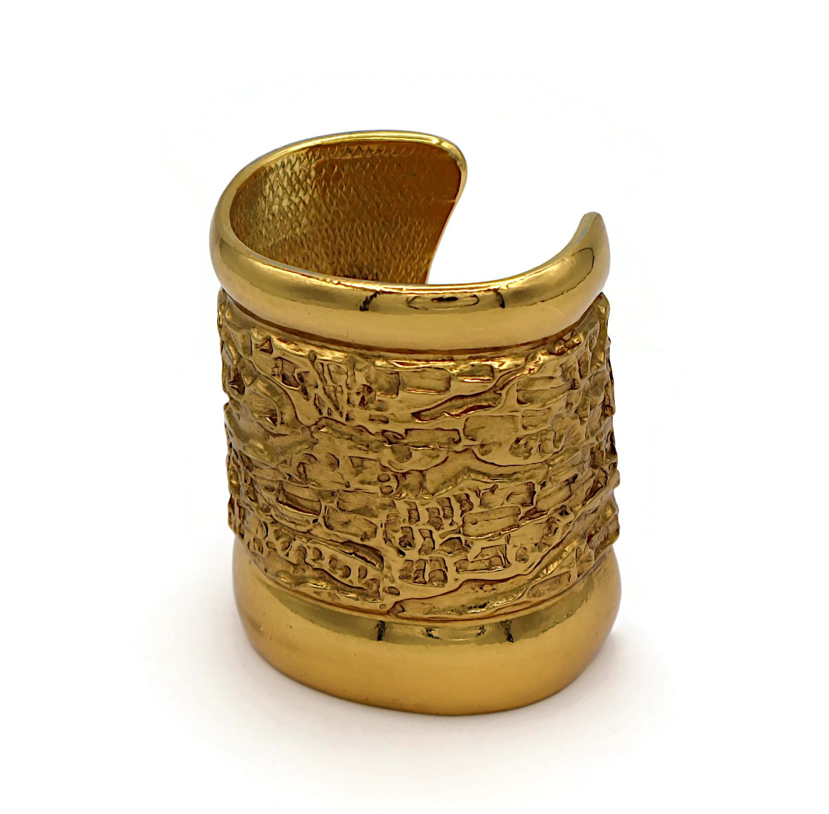 YVES SAINT LAURENT YSL Bracciale largo d'oro vintage con texture in lava in vendita 3