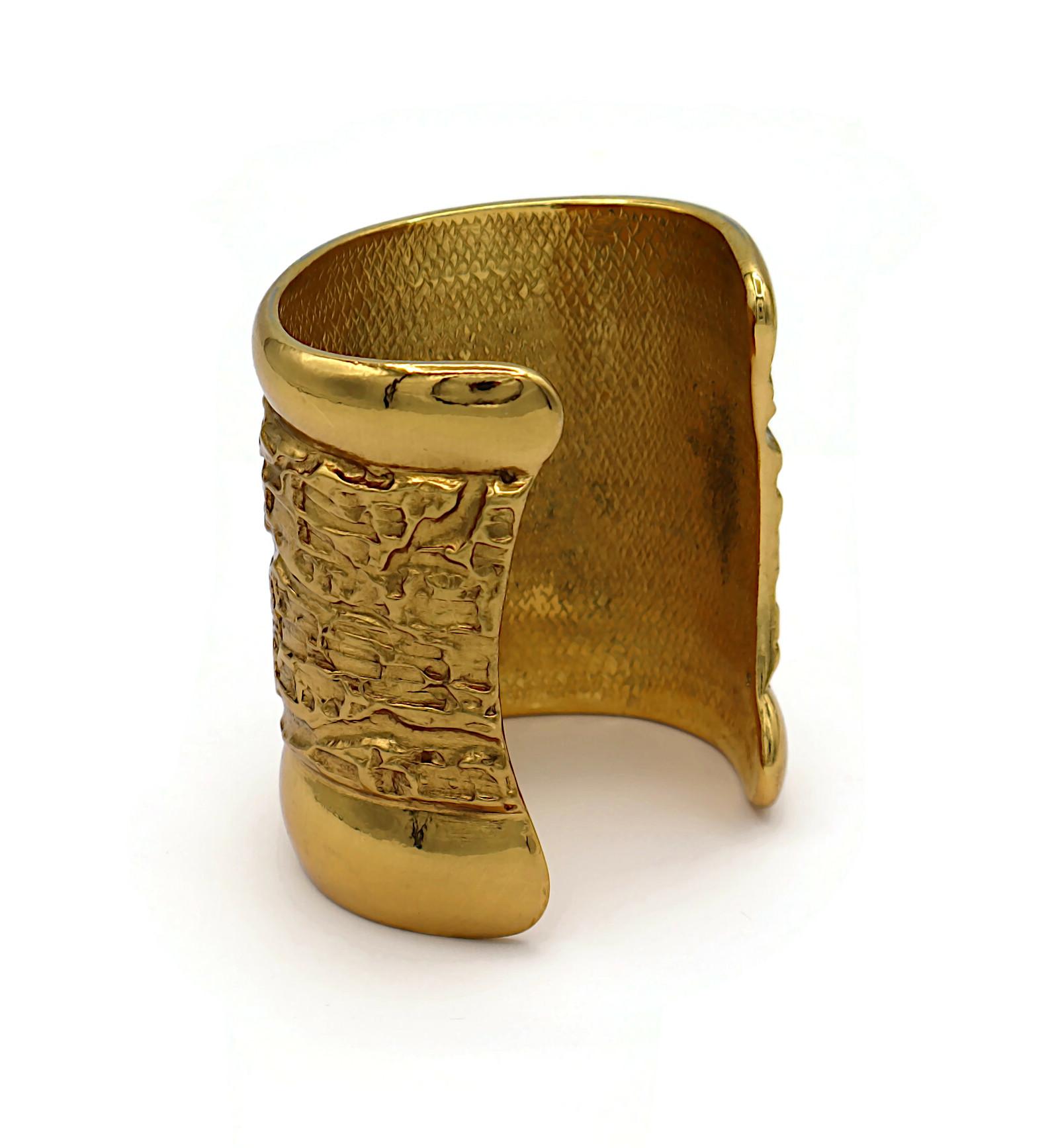 YVES SAINT LAURENT YSL Bracciale largo d'oro vintage con texture in lava in vendita 4