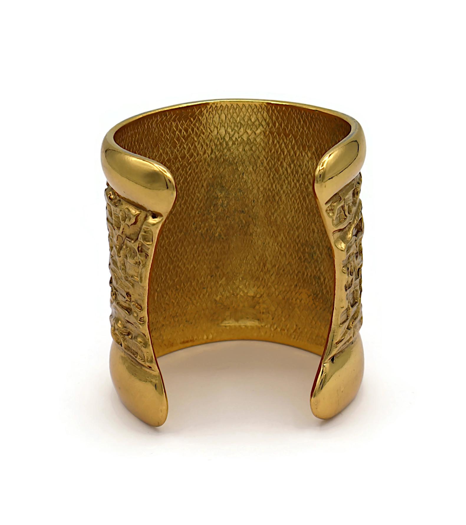 YVES SAINT LAURENT YSL Bracciale largo d'oro vintage con texture in lava in vendita 5