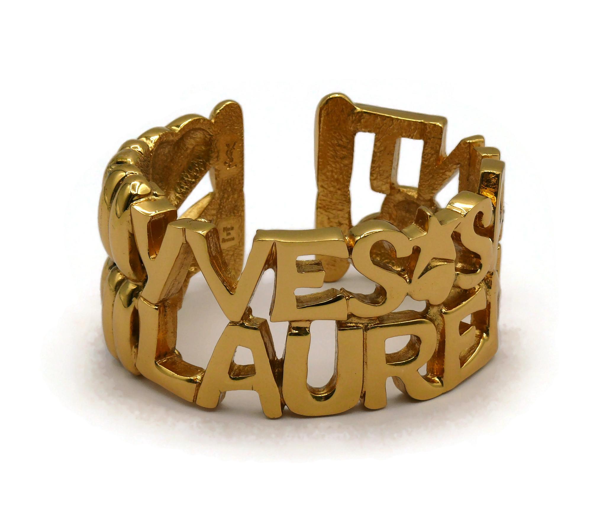 YVES SAINT LAURENT YSL Vintage Gold Tone Letter Heart Star Manschettenarmband im Zustand „Relativ gut“ im Angebot in Nice, FR