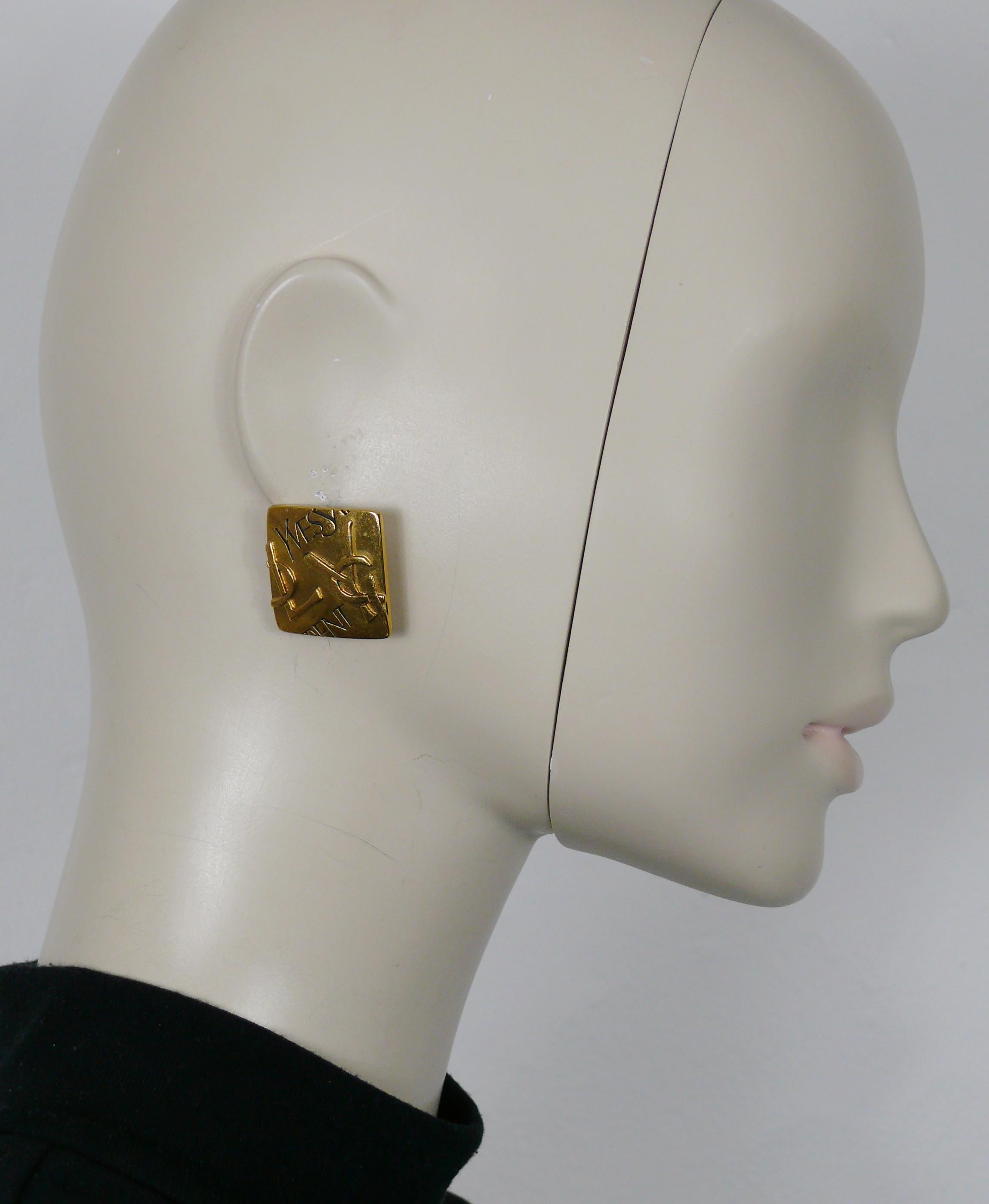 YVES SAINT LAURENT vintage gold tone square clip-on earrings embossed with YSL logos.

Embossed YSL Made in France.

Indicative measurements : approx. 2.6 cm x 2.6 cm (1.02 inches x 1.02 inches).

Weight per earrings : approx. 12 grams.

Material :