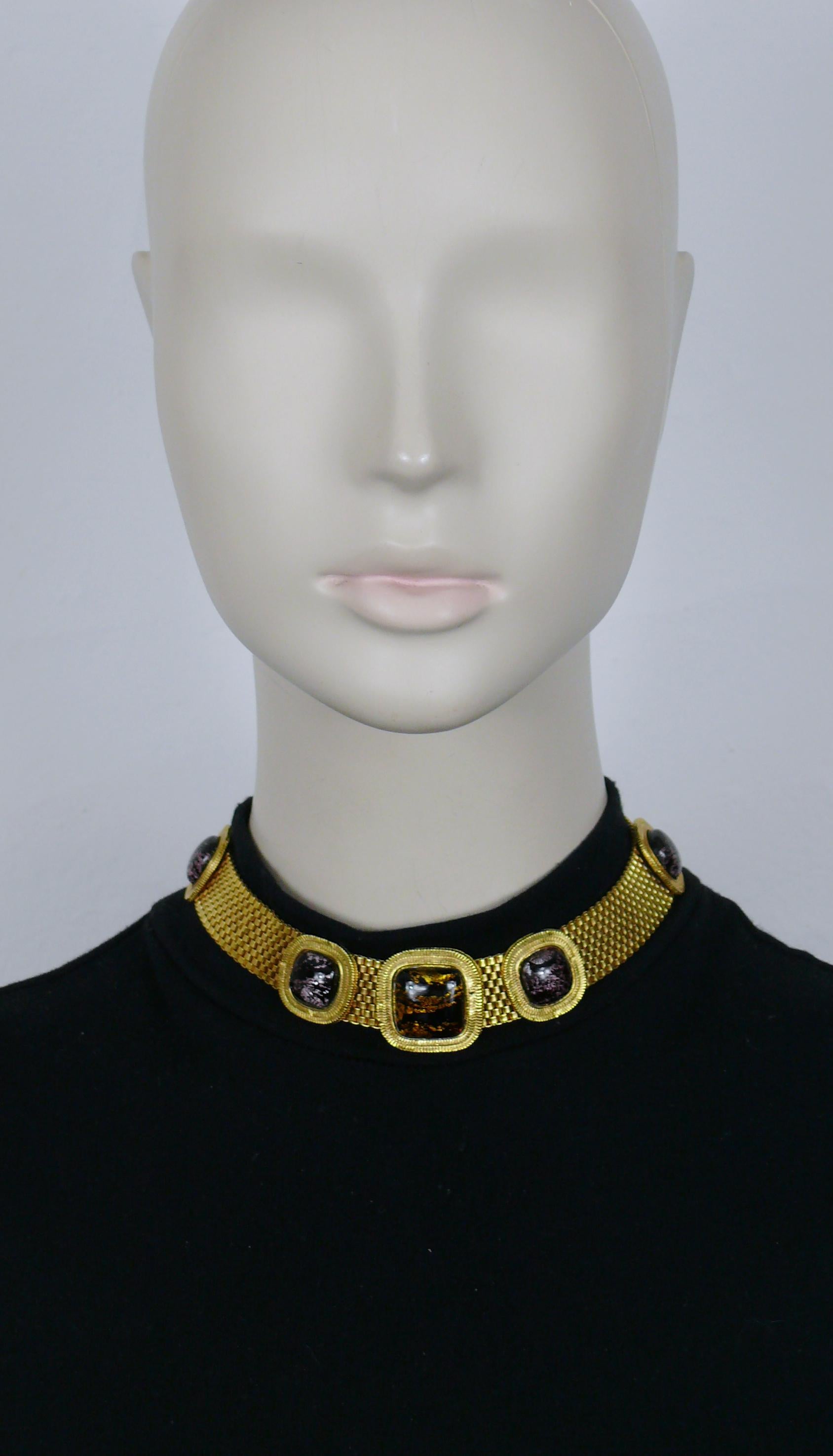 YVES SAINT LAURENT vintage gold tone mesh choker necklace embellished with five glass cabochons.

Adjustable hook clasp closure.

Embossed YVES SAINT LAURENT Rive Gauche Made in France.

Indicative measurements : adjustable length from approx. 35 cm