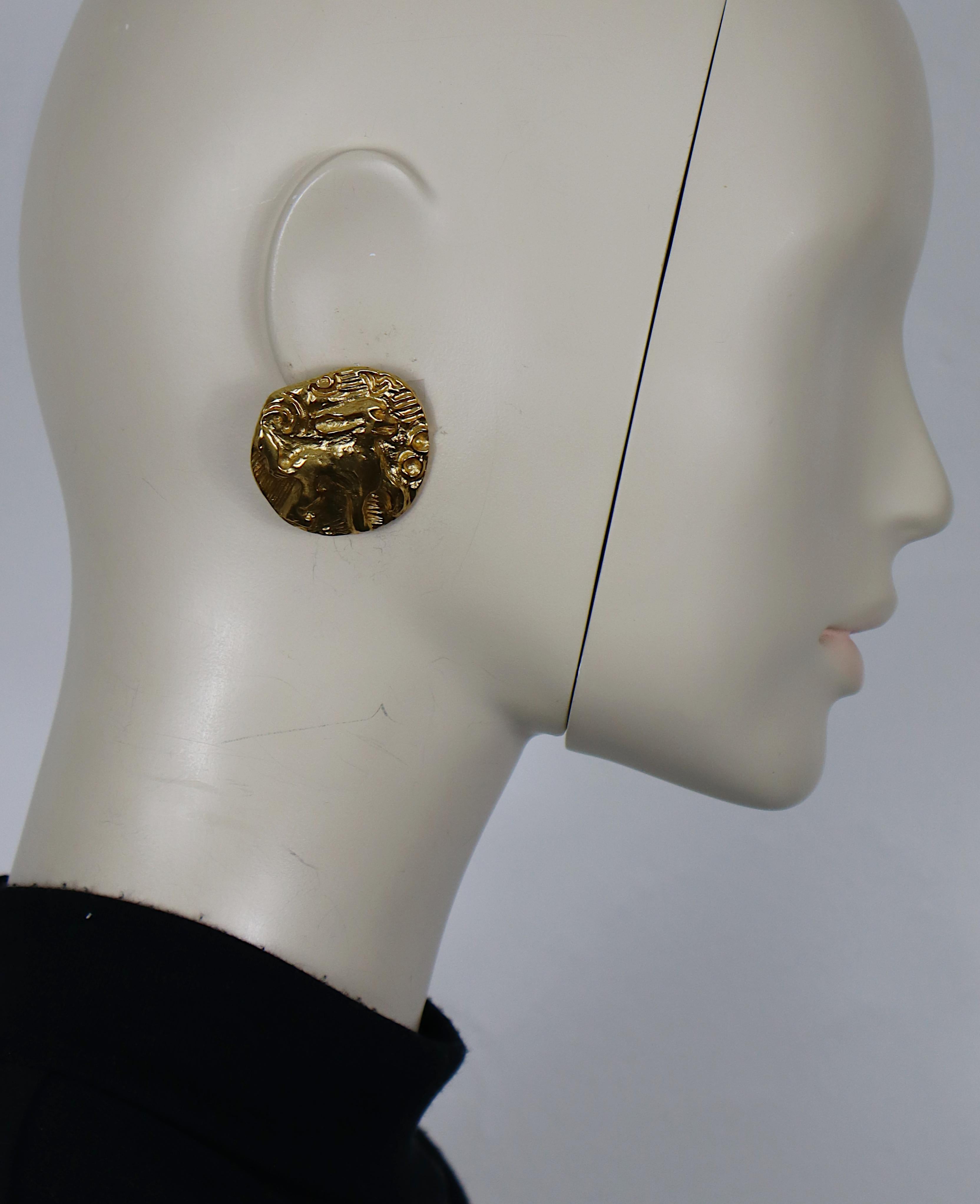 Pendientes de clip YVES SAINT LAURENT vintage en tono dorado con una criatura mitológica en relieve y texturizada.

Estampado YSL Made in France.

Medidas orientativas: altura aprox. 3,5 cm / anchura máx. aprox. 3,4 cm.

Peso por pendiente : aprox.