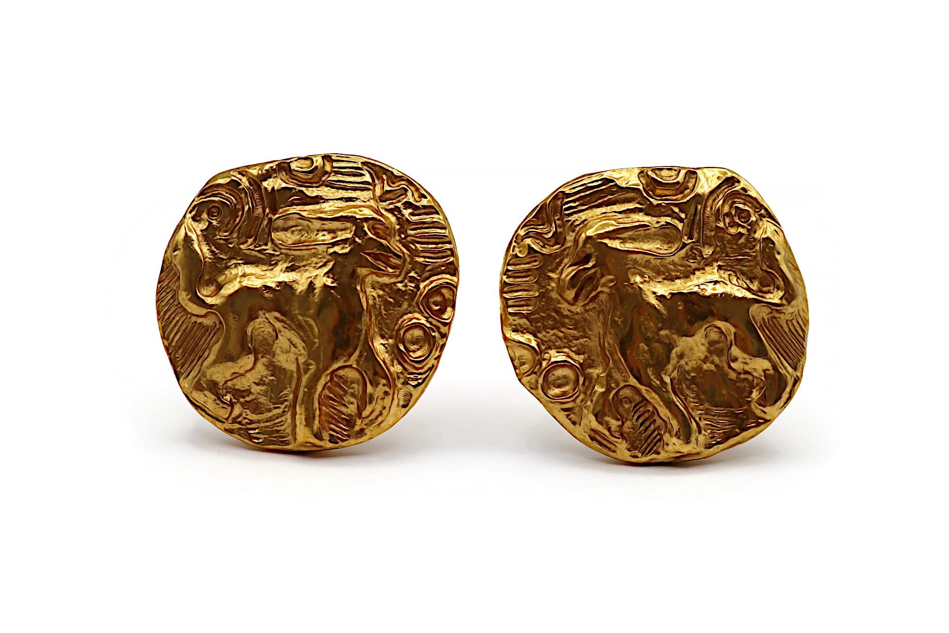 YVES SAINT LAURENT YSL Pendientes de clip criatura mitológica vintage tono dorado en Bueno estado para la venta en Nice, FR