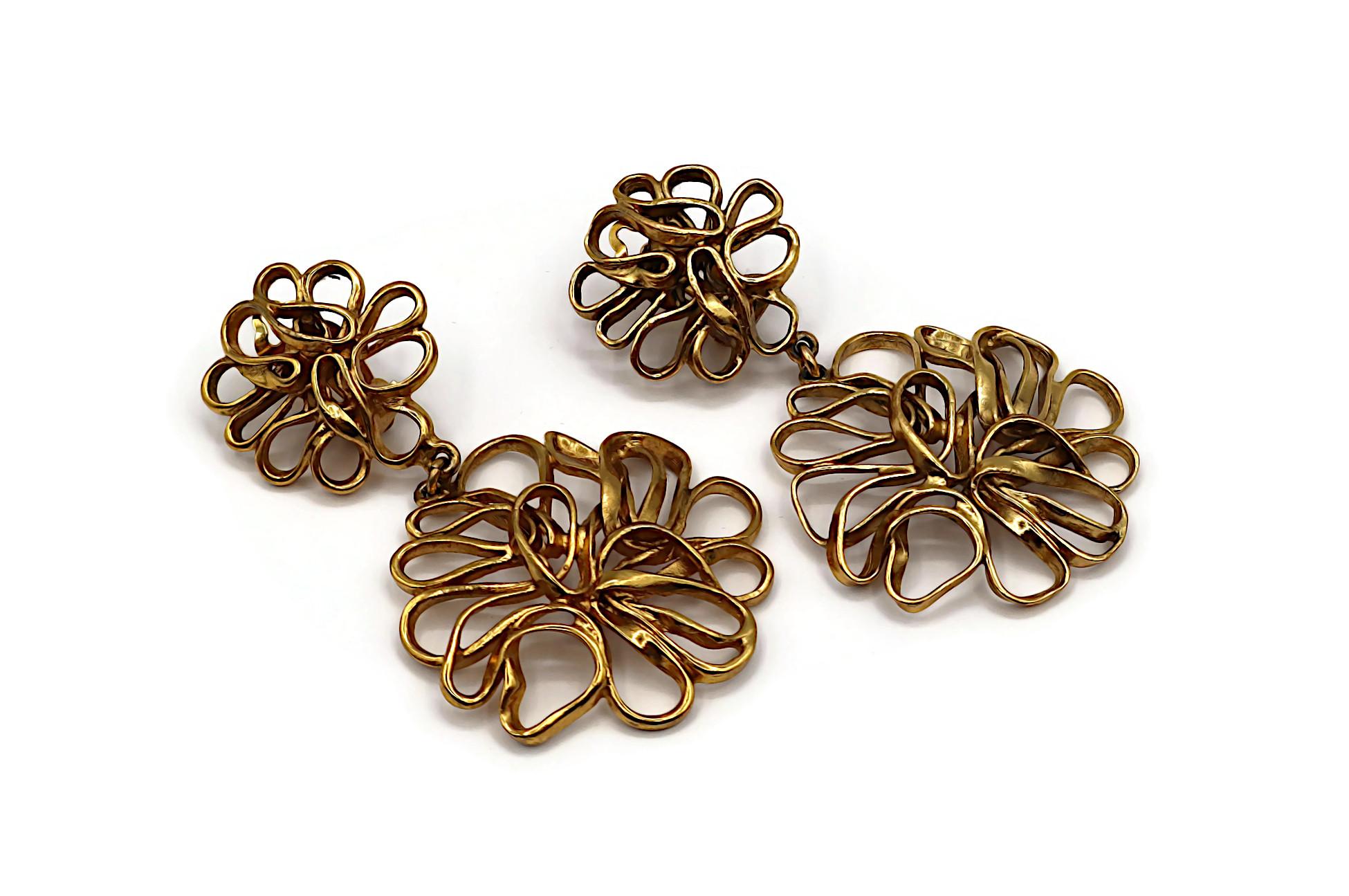 YVES SAINT LAURENT YSL Vintage Gold Tone Openwork Flower Wire Earrings In Good Condition For Sale In Nice, FR