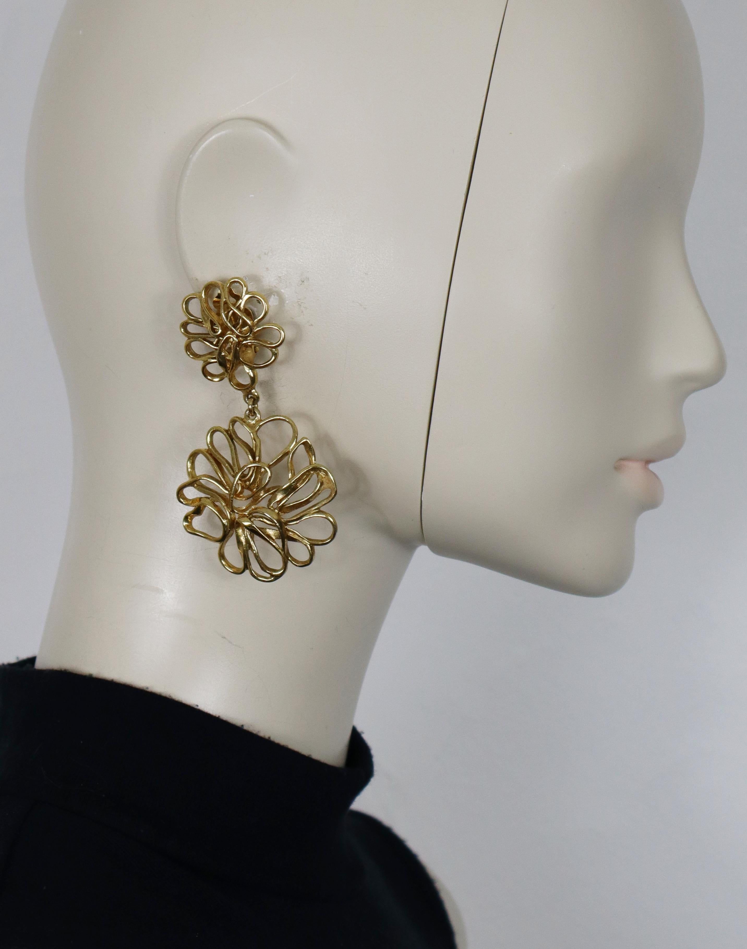 YVES SAINT LAURENT vintage gold tone openwork flower wire dangling earrings (clip on).

Embossed YSL.
Made in France.

Indicative measurements : max. height approx. 8.2 cm (3.23 inches) / max. width approx. 4.2 cm (1.65 inches).

Weight per earring