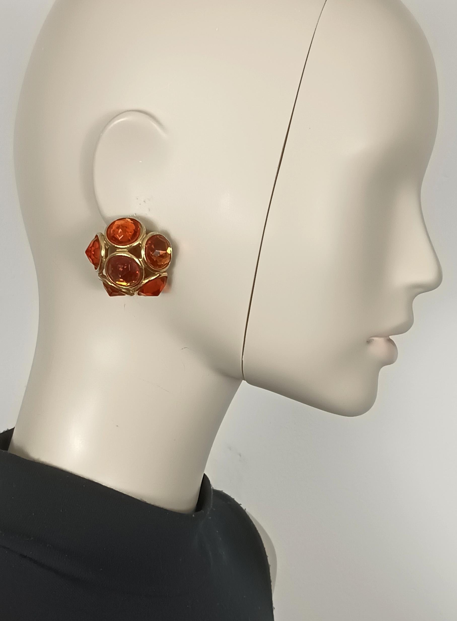 YVES SAINT LAURENT vintage gold tone clip-on earrings embellished with resin faceted stones in orange color forming a dome shape.

Embossed YSL Made in France.

Indicative measurements : max. 3.3 cm x max. 3.3 cm (1.30 inches x 1.30 inches).

Weight