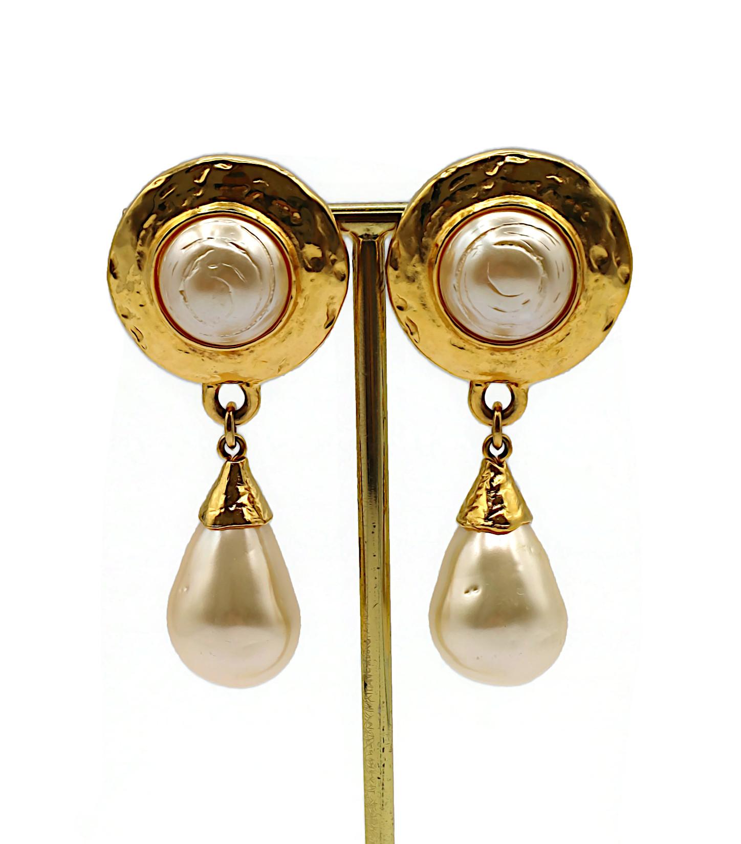 Yves Saint Laurent YSL Orecchini pendenti vintage con perle e finte perle in tonalità oro In condizioni ottime a Nice, FR