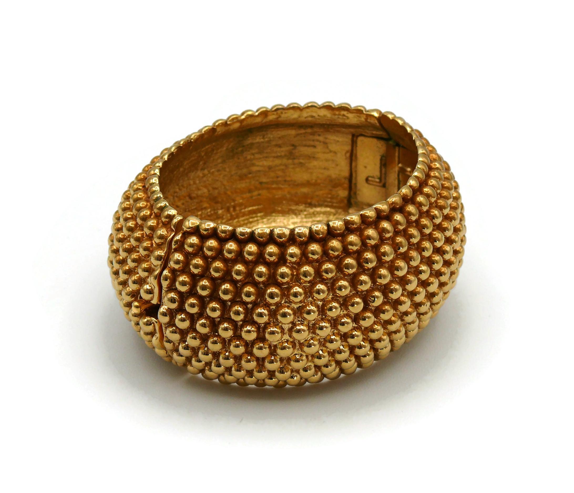YVES SAINT LAURENT YSL Vintage Goldfarbenes strukturiertes Manschettenarmband mit Perlen im Angebot 1