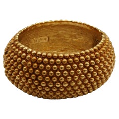 YVES SAINT LAURENT Bracelet manchette vintage texturé en perles dorées YSL