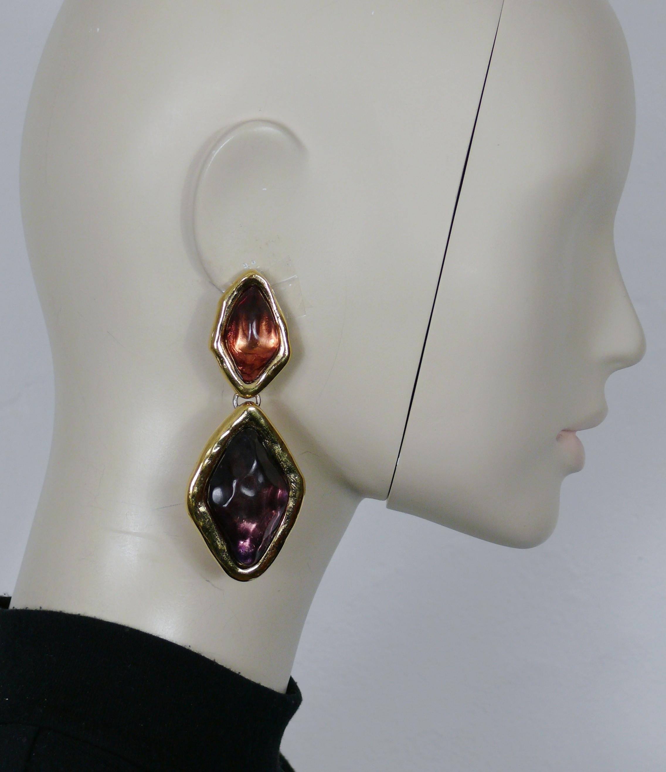 YVES SAINT LAURENT vintage gold tone diamond shaped dangling earrings (clip-on) embellished with purple resin cabochons (please note that the color of the top cabochon is slightly different than the bottom one).

Embossed YSL.

Indicative