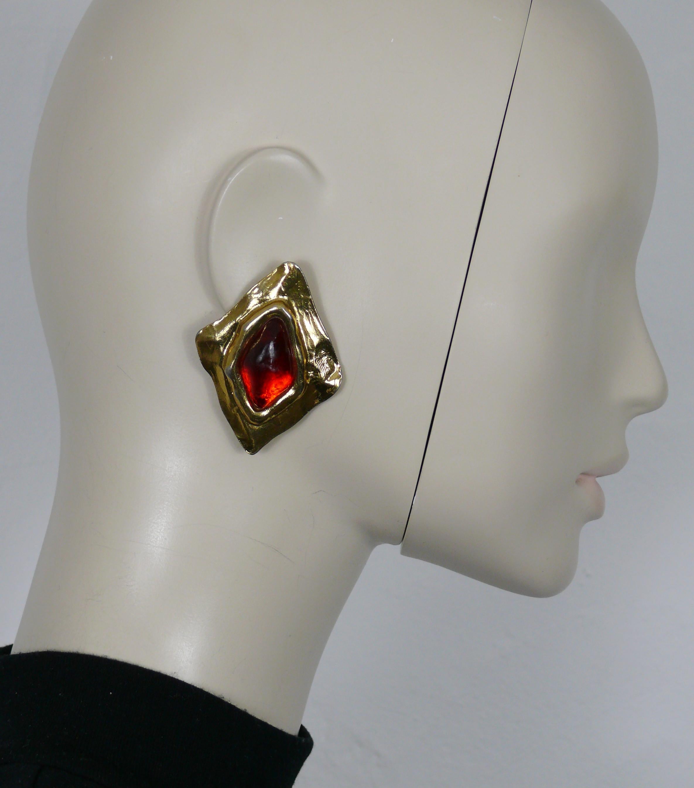 YVES SAINT LAURENT vintage MURANO gold tone textured diamond shaped clip-on earrings embellished with a red resin cabochon.

Embossed YSL Made in France.

Indicative measurements : height approx. 5.9 cm (2.32 inches) / max. width approx. 4.3 cm