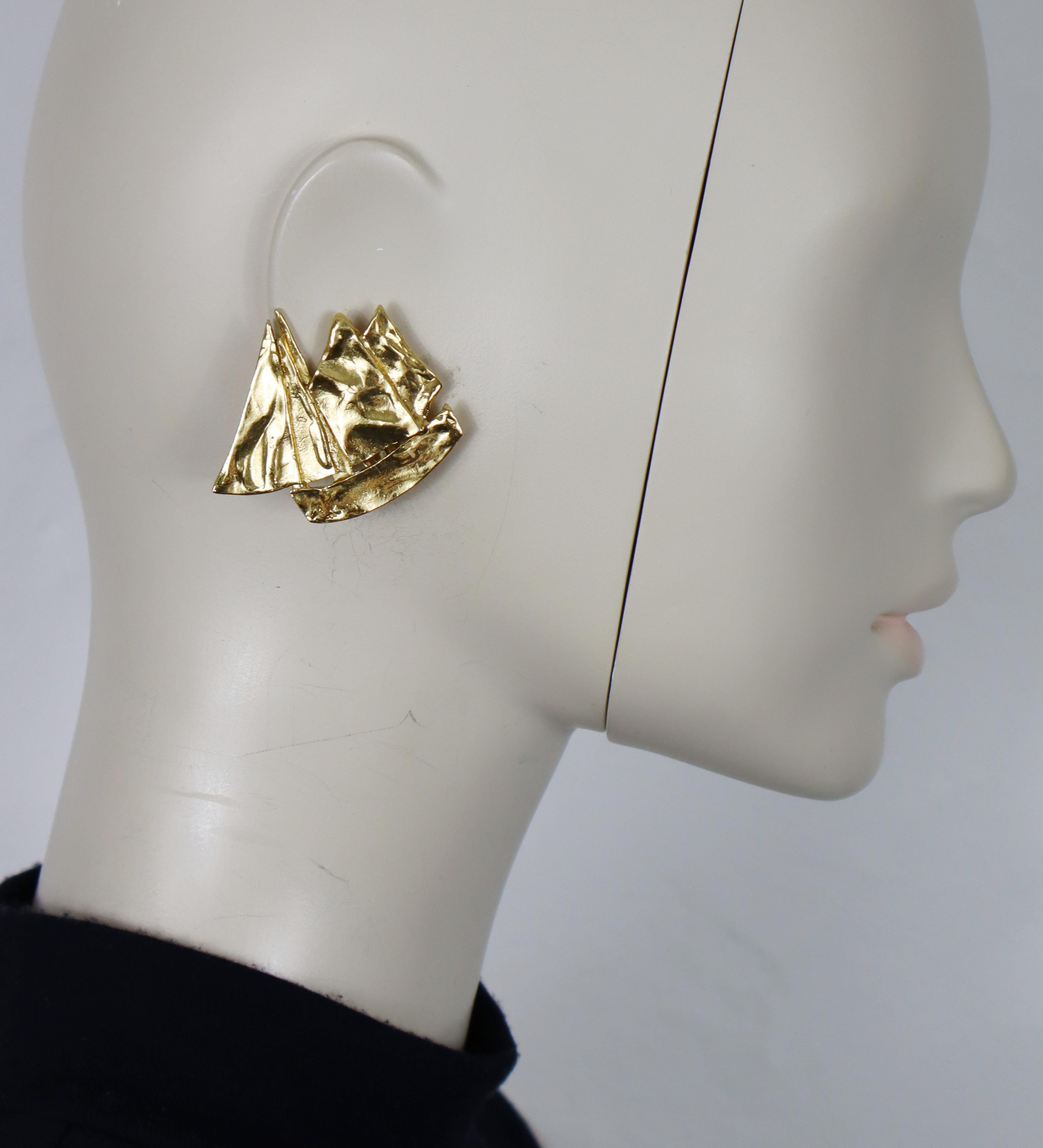 YVES SAINT LAURENT vintage textured gold tone clip-on earrings featuring a sailboat.

Embossed YSL Made in France.

Indicative measurements : max. height approx. 4 cm (1.57 inches) / max. width approx. 4.6 cm (1.81 inches).

Weight per earring :