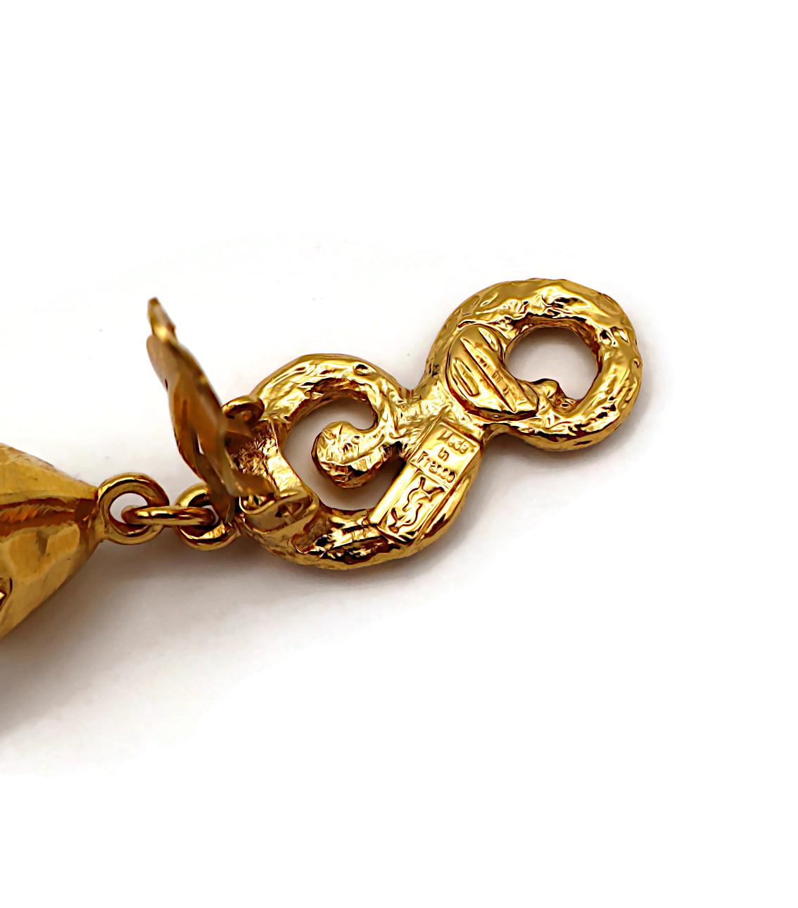 YVES SAINT LAURENT YSL Pendientes colgantes de pergamino vintage en tono dorado en venta 7