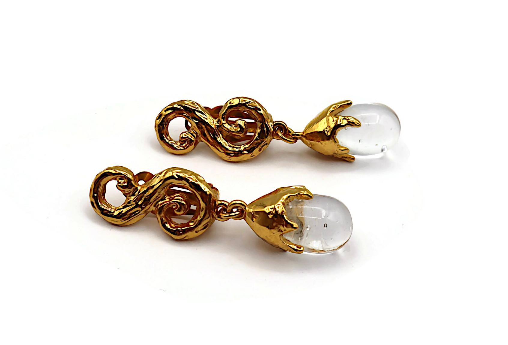 YVES SAINT LAURENT YSL Pendientes colgantes de pergamino vintage en tono dorado en Excelente estado para la venta en Nice, FR