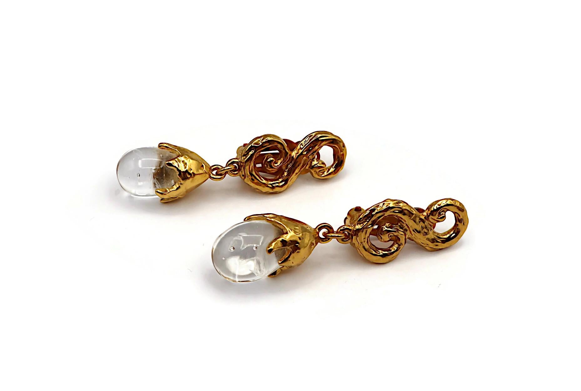 De las mujeres YVES SAINT LAURENT YSL Pendientes colgantes de pergamino vintage en tono dorado en venta