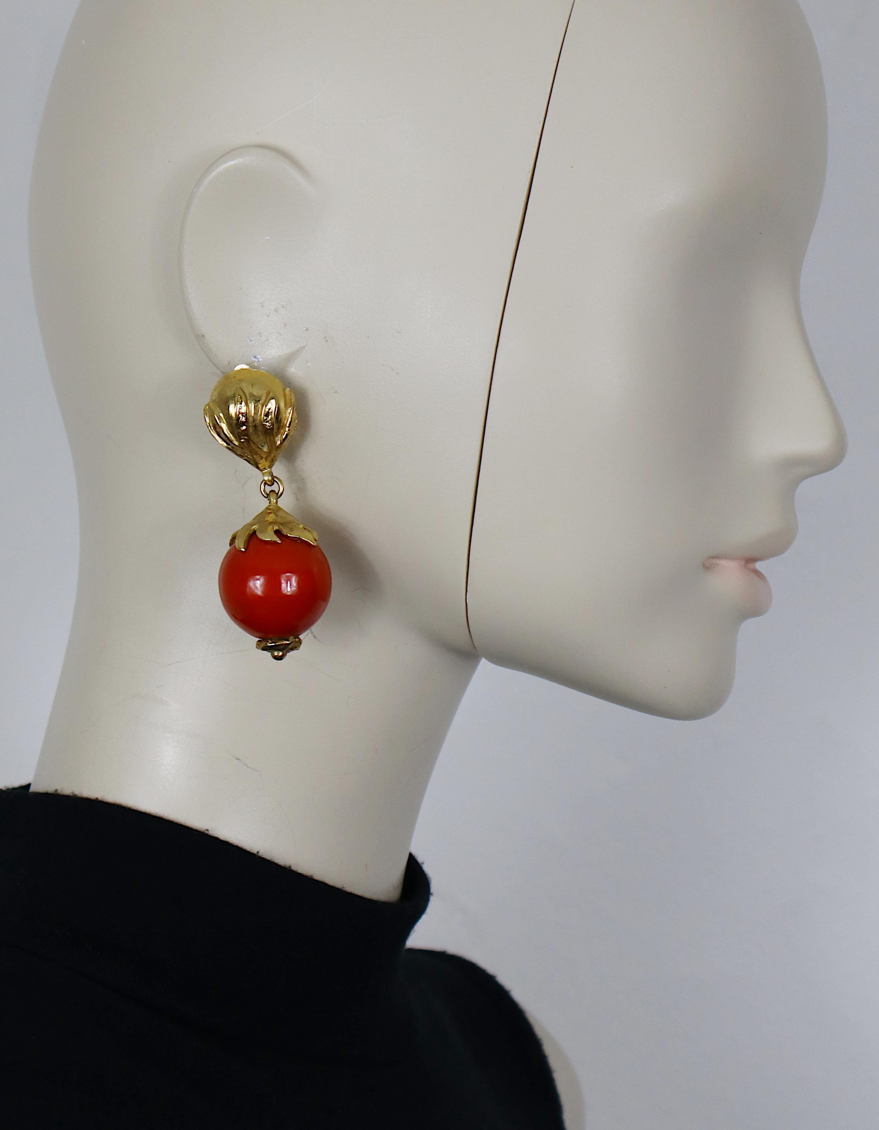 YVES SAINT LAURENT vintage gold tone dangling earrings (clip-on) featuring a coral color wood ball.

Embossed YSL Made in France.

Indicative measurements : max. height approx. 6 cm (2.36 inches) / max. width approx. 2 cm (0.79 inch).

Weight per