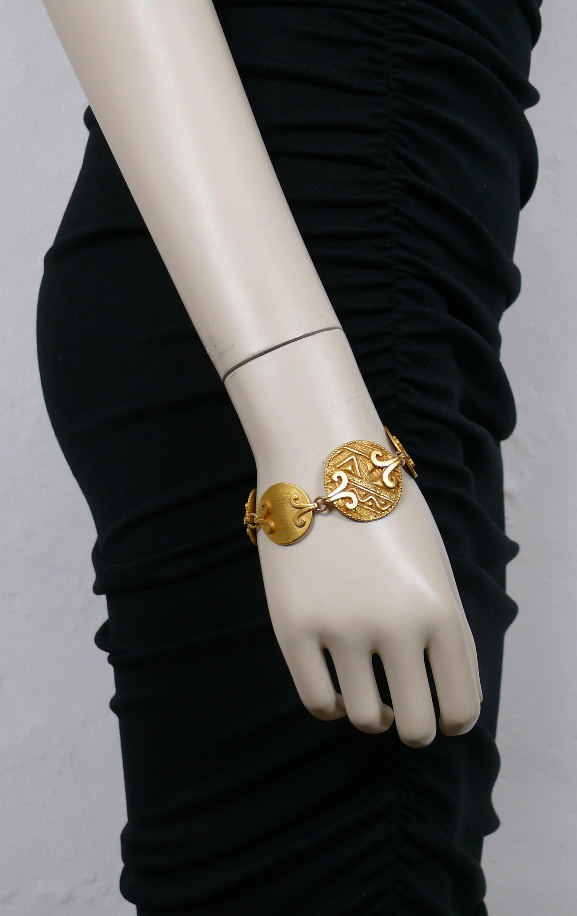 YVES SAINT LAURENT vintage gold toned bracelet featuring African inspired geometric design round textured links.

T-bar and toggle closure.

Embossed YSL Made in France.

Indicative measurements : length approx. 19 cm (7.48 inches) / max. link
