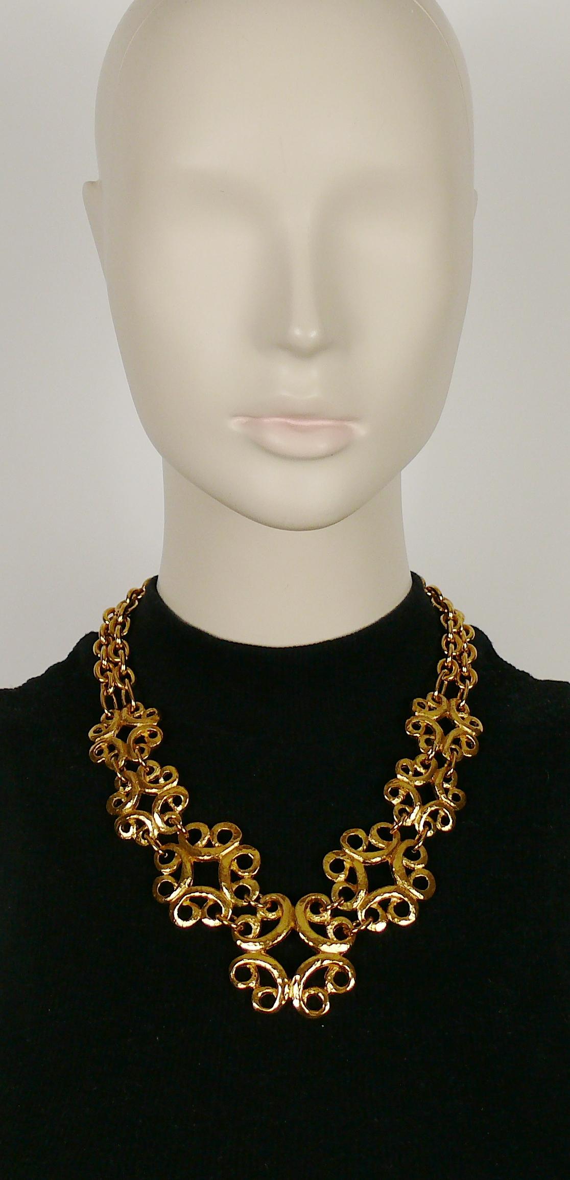 YVES SAINT LAURENT vintage gold toned arabesque style metal link with chunky double strand chain extenders.

Adjustable toggle and loop closure with YVES SAINT LAURENT signatures.

Embossed YSL Made in France.

Indicative mesaurements : adjustable