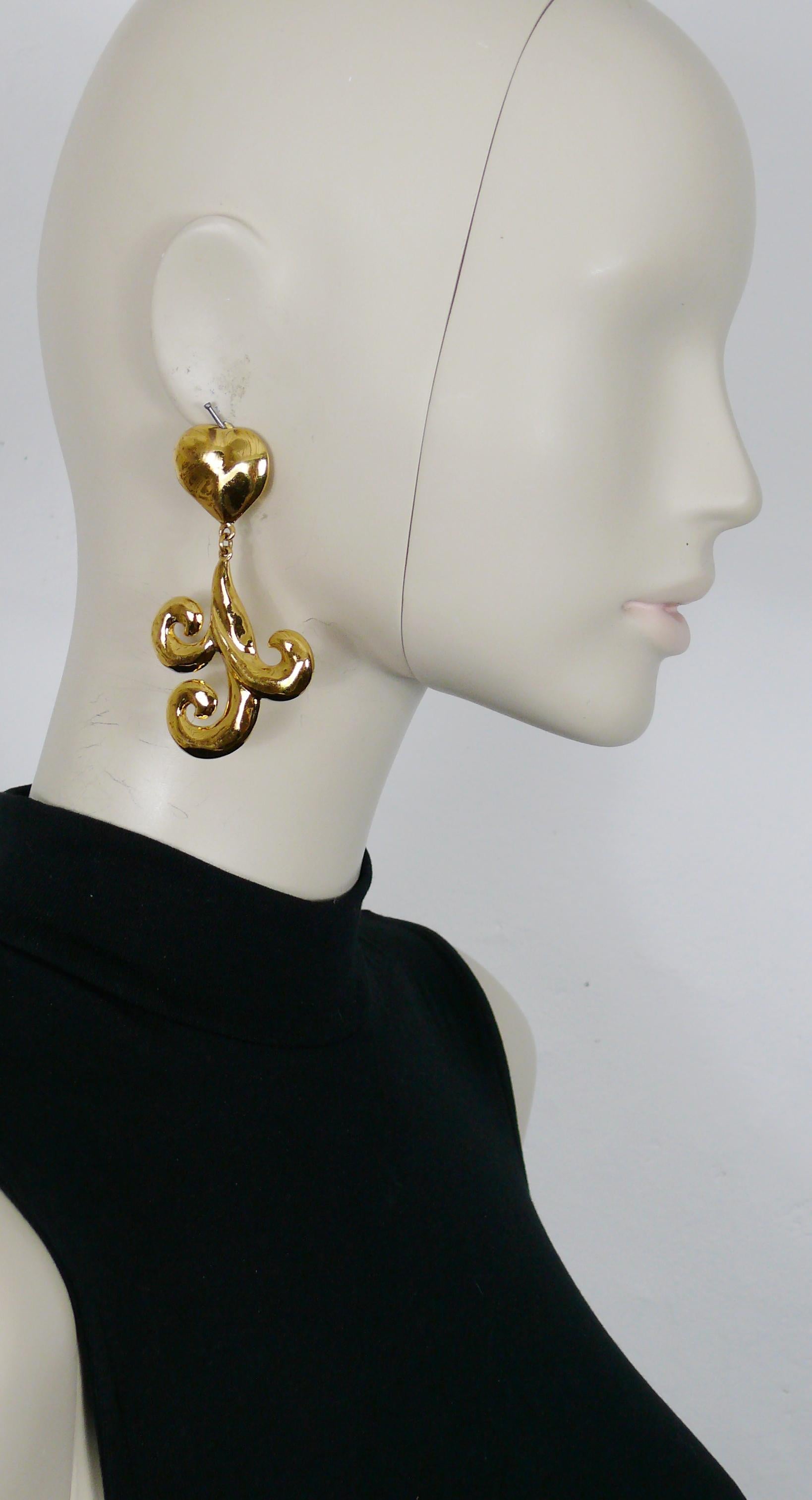 YVES SAINT LAURENT vintage gold toned dangling earrings (clip on) featuring arabesques design topped by a heart.

Embossed YSL Made in France.

Indicative measurements : max. height 8 cm (3.15 inches) / max. width approx. 4.3 cm (1.69