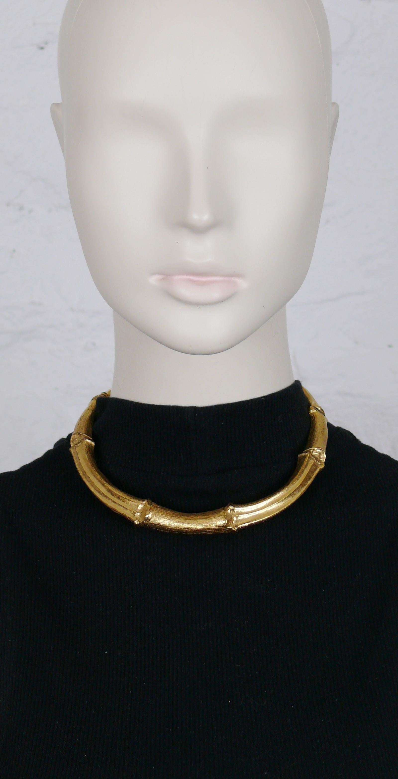 Yves Saint Laurent Rive Gauche, rara collana vintage in oro con disegno di bambù articolato.

Barra a T con design in bambù e chiusura con alamari a cuore.

Yves Saint Laurent Rive Gauche in rilievo Made in France.

Misure indicative: misure interne