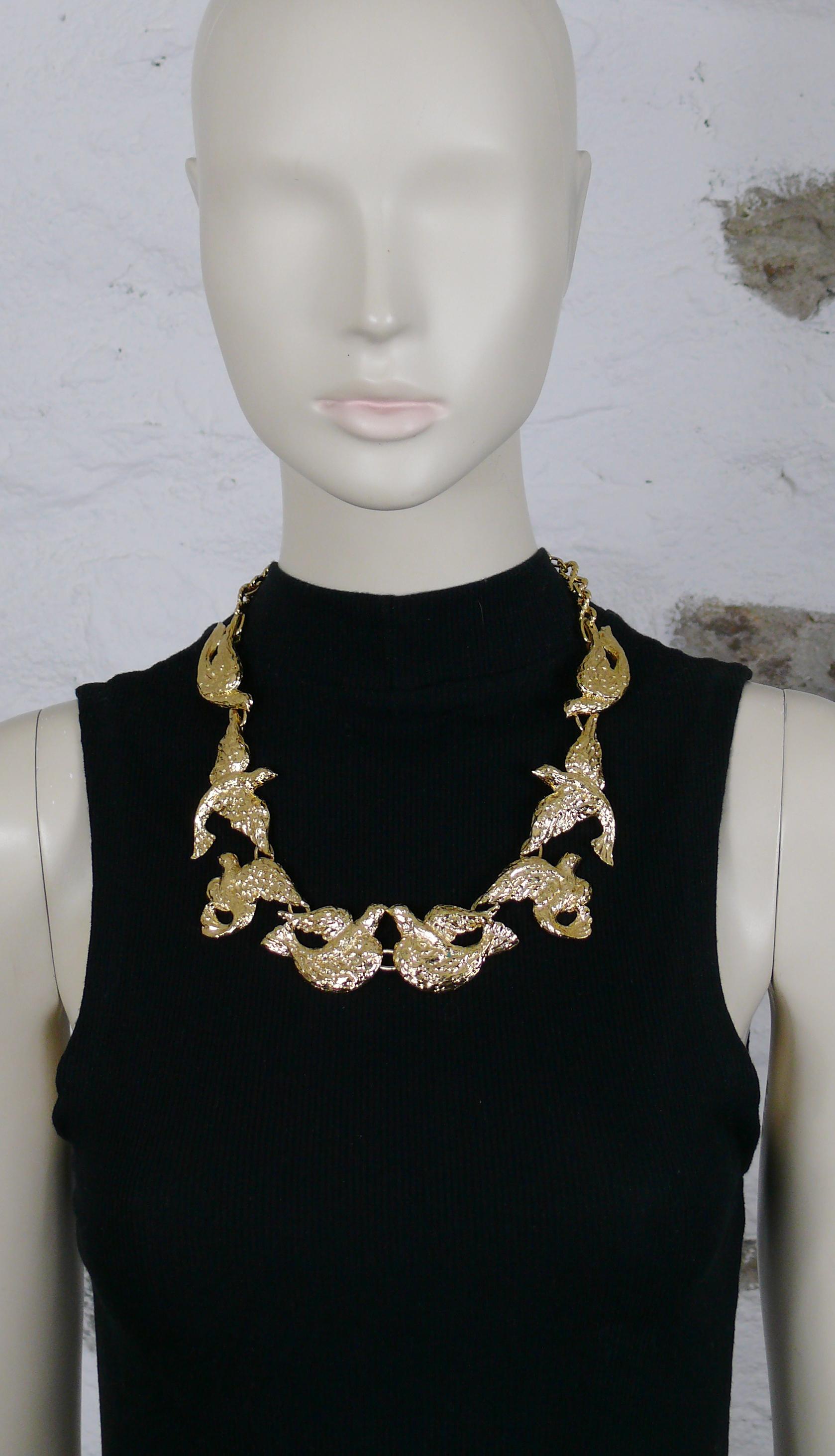 YVES SAINT LAURENT vintage gold toned necklace featuring bird links.

Adjustable hook clasp closure.

Embossed YSL Made in France.

Indicative measurements : adjustable length from approx. 49 cm (19.29 inches) to approx. 54 cm (21.26