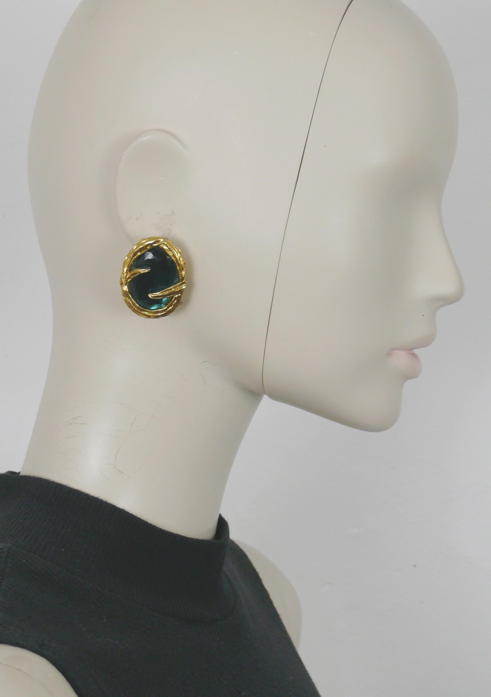 YVES SAINT LAURENT Vintage-Ohrringe in ovaler Form, goldfarben, mit einem großen, unregelmäßigen, facettierten blauen Harz-Cabochon verziert.

Geprägtes YSL Made in France.

Ungefähre Maße: Höhe ca. 3,5 cm (1,38 Zoll) / max. Breite ca. 2,5 cm (0,98