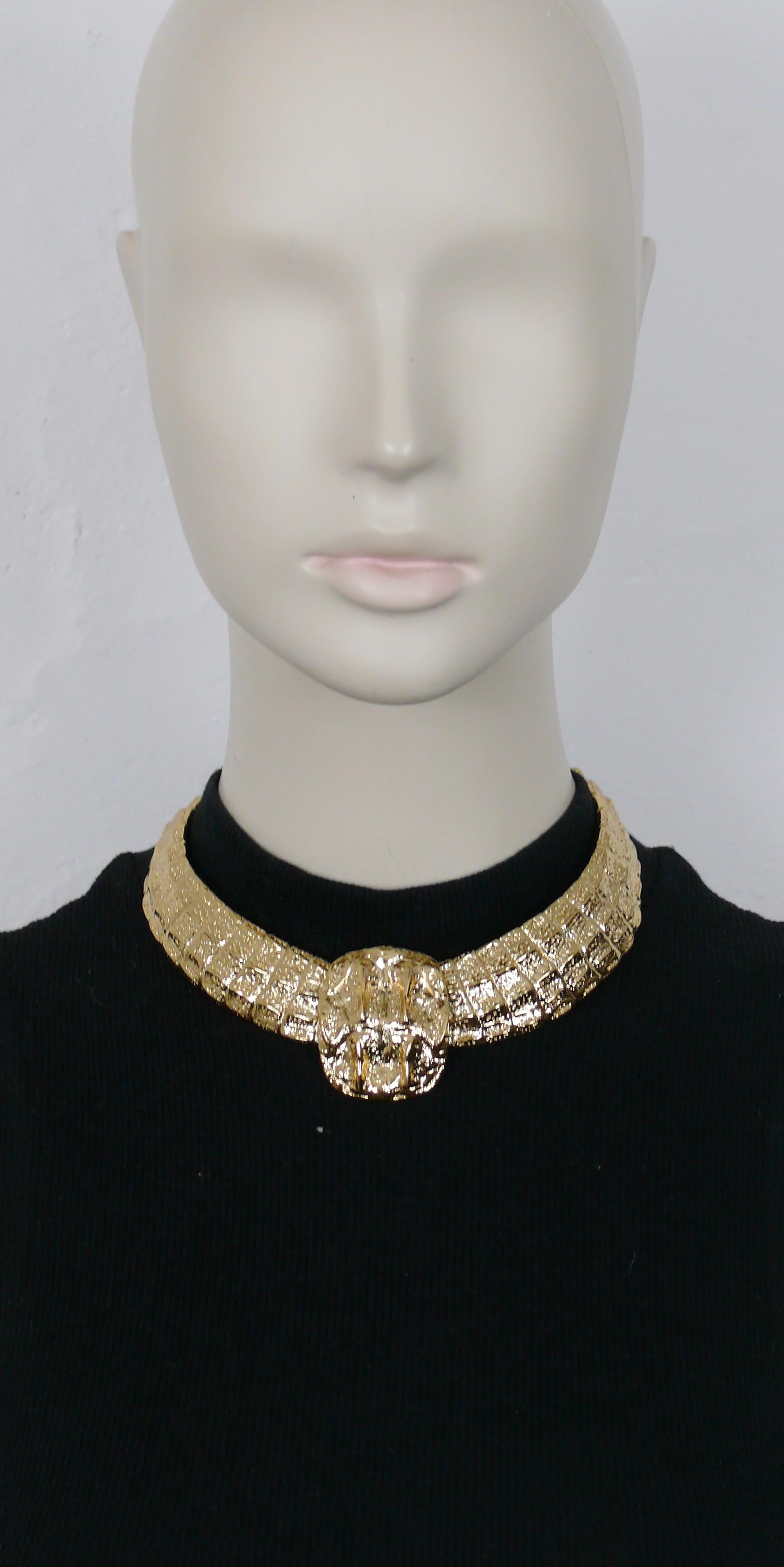 YVES SAINT LAURENT vintage gold toned choker necklace featuring a crocodile scale design.

As seen on PENELOPE CRUZ.

Hook closure with extension chain.

Embossed YSL Made in France.

Indicative measurements : max. circumference approx. 42.40 cm