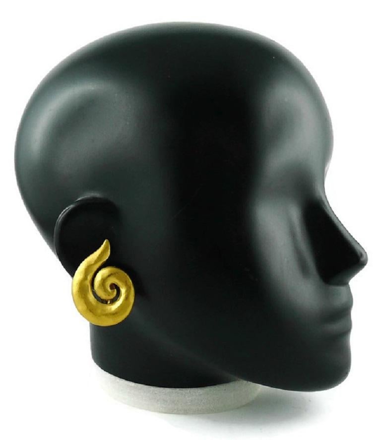 YVES SAINT LAURENT vintage matted gold toned clip-on earrings featuring a curl design.

Embossed YSL Made in France.

Indicative measurements : max. height approx. 4.2 cm (1.65 inches) / max. width approx. 3 cm (1.18 inches).

JEWELRY CONDITION