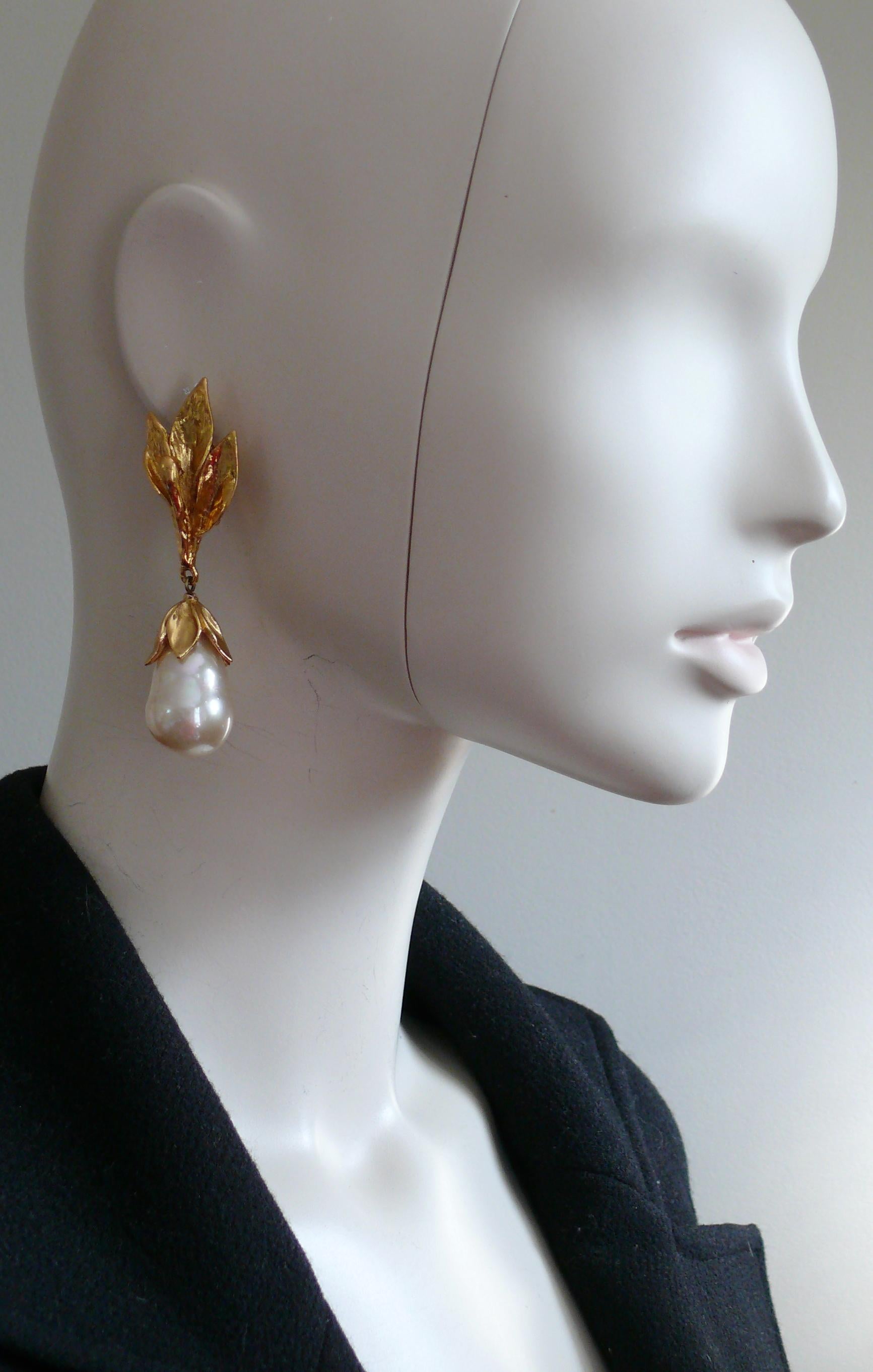 YVES SAINT LAURENT vintage gold toned dangling earrings (clip-on) featuring a 3-dimensional foliage design embellished with a large baroque faux pearl drop.

Embossed YSL Made in France.

Indicative measurements : height approx. 7.6 cm (2.99