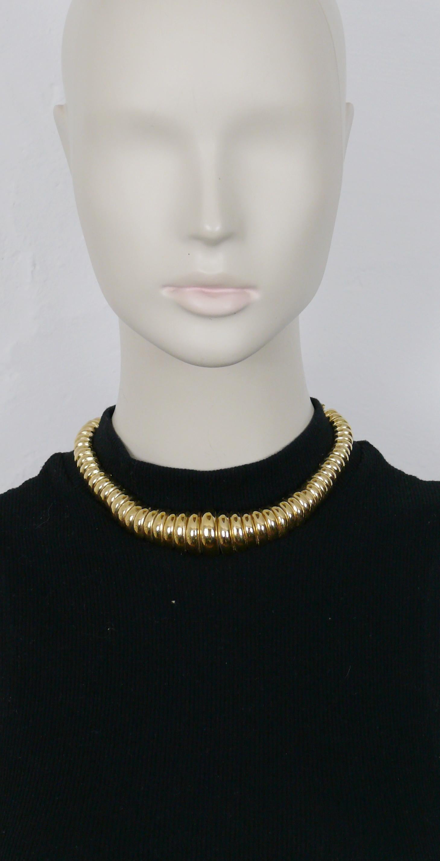YVES SAINT LAURENT vintage gold toned articulated collar necklace featuring a gadroon design.

Hook closure with extension chain.

Embossed YSL Made in France.

Indicative measurements : max. circumference approx. 42.40 cm (16.69 inches) / max.