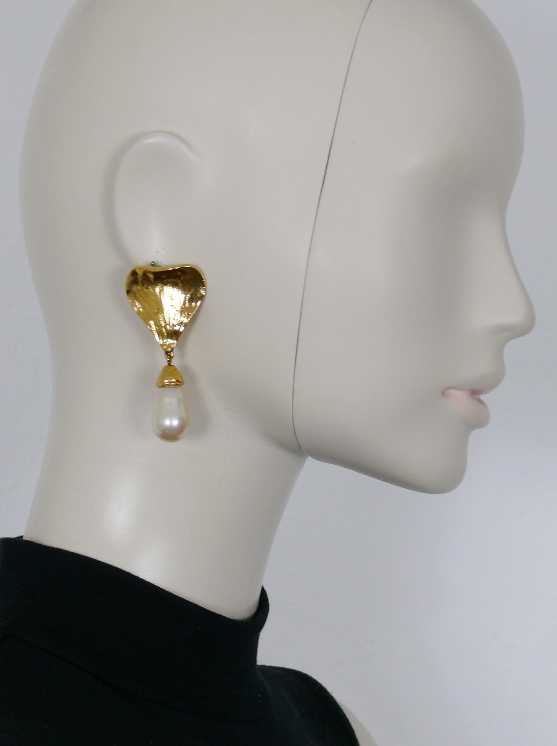 YVES SAINT LAURENT Vintage strukturierte goldfarbene, baumelnde Ohrringe (aufklappbar) mit einem Kunstperlentropfen verziert.

Geprägtes YSL Hergestellt in Frankreich.

Indicative Abmessungen: max. Höhe ca. 6 cm (2,36 Zoll) / max. Breite ca. 2,8 cm