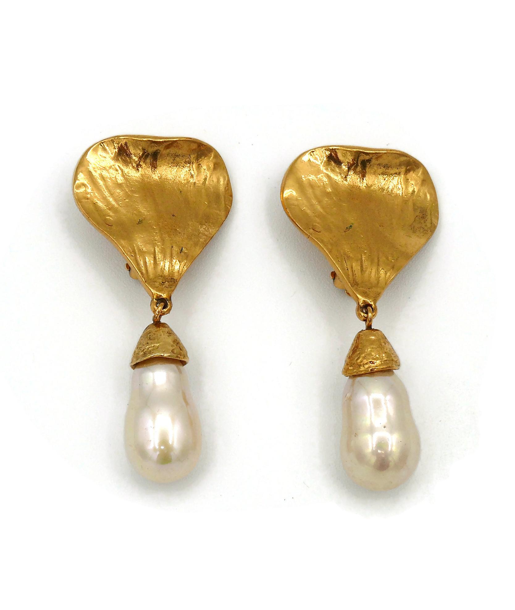 Yves Saint Laurent YSL Vintage Goldfarbene Ohrringe mit Herz- und Perlenverzierung im Angebot 1