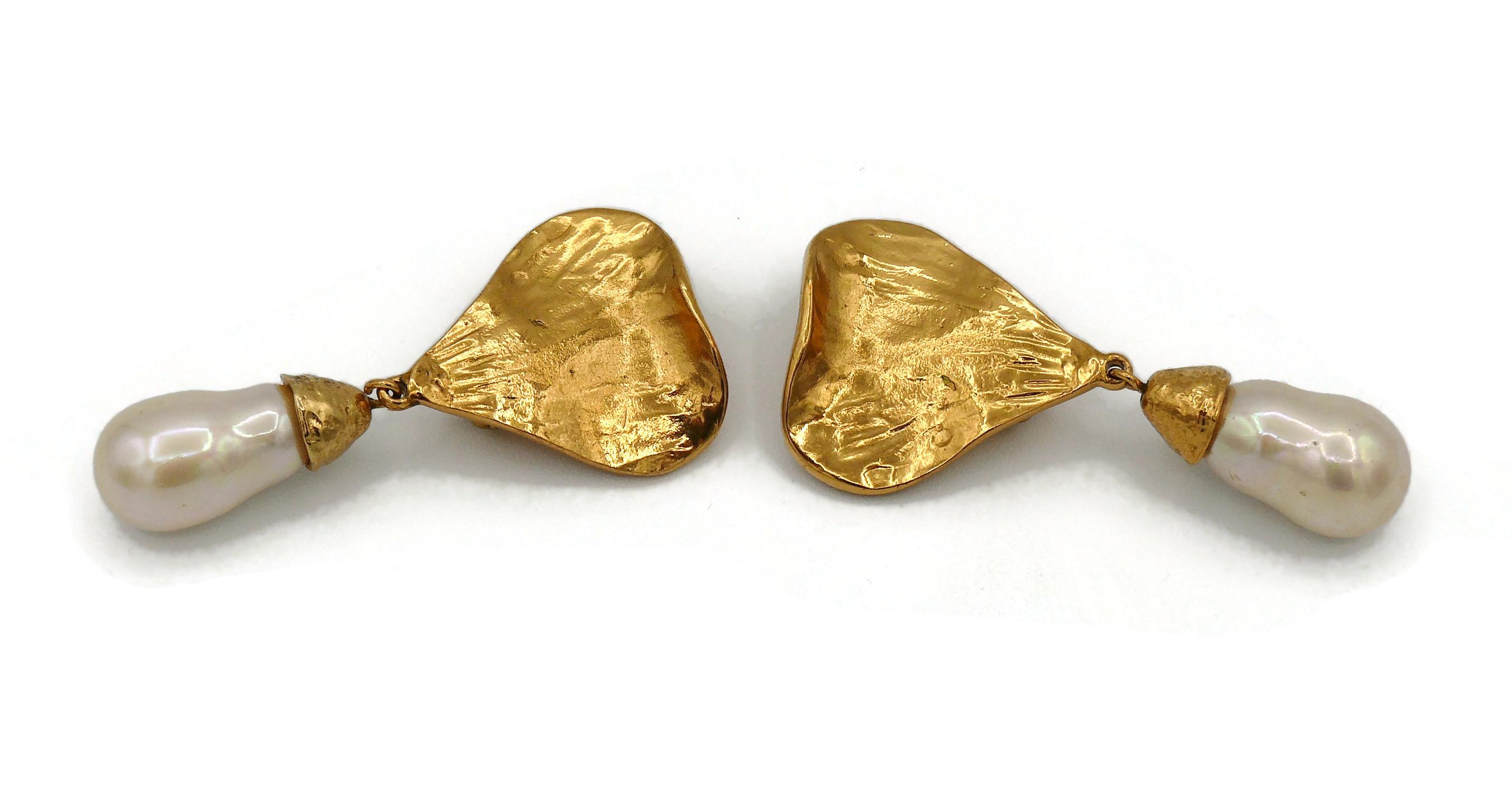 Yves Saint Laurent YSL Vintage Gold Toned Heart and Pearl Dangling Earrings In Good Condition For Sale In Nice, FR