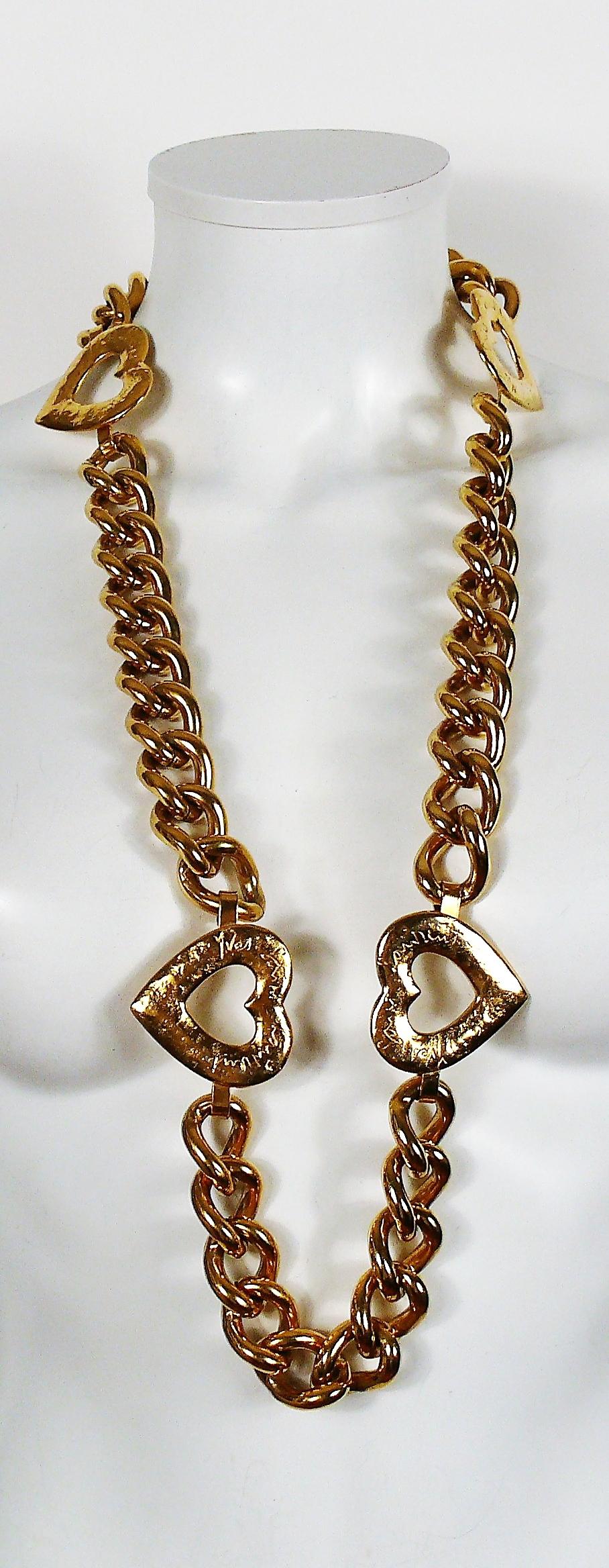 YVES SAINT LAURENT vintage chunky chain necklace/belt featuring textured hearts embossed YVES SAINT LAURENT.

Hook closure.
Adjustable length.

Has some weight on it.

Indicative measurements : total length approx. 97 cm (38.19 inches) / heart
