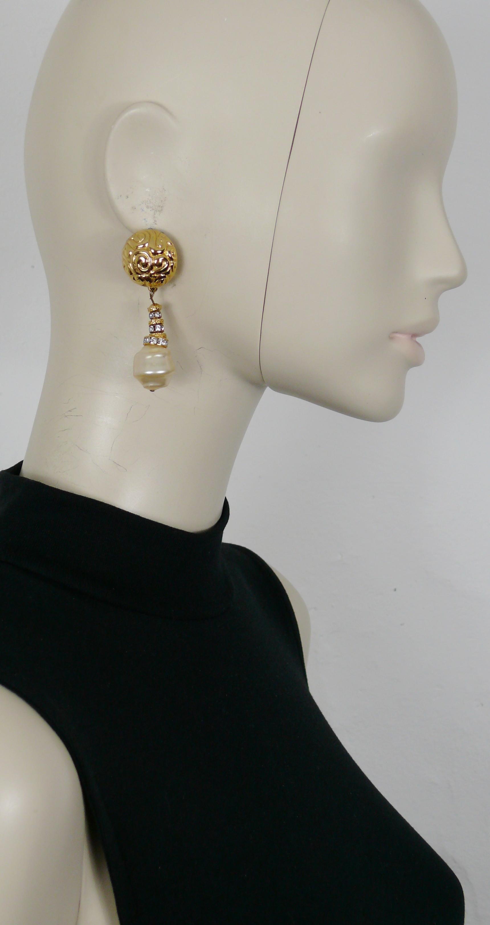 YVES SAINT LAURENT vintage gold toned dangling earrings (clip-on) featuring an arabesque design domed top and a large baroque faux pearl drop embellished with clear crystal rondelles.

Embossed YSL Made in France.

Indicative measurements : height