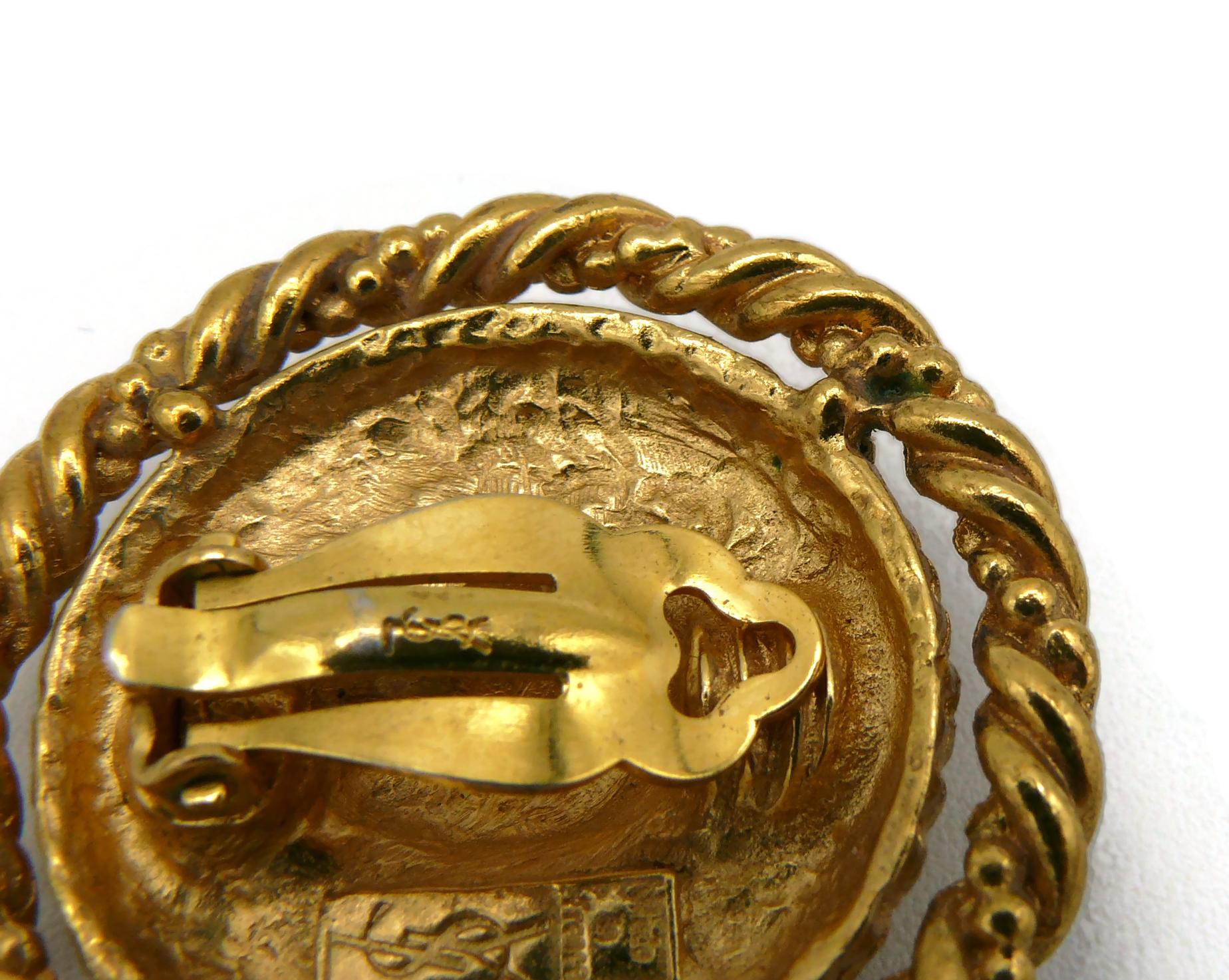 Clips d'oreilles vintage Yves Saint Laurent YSL profil de femme en or en vente 8