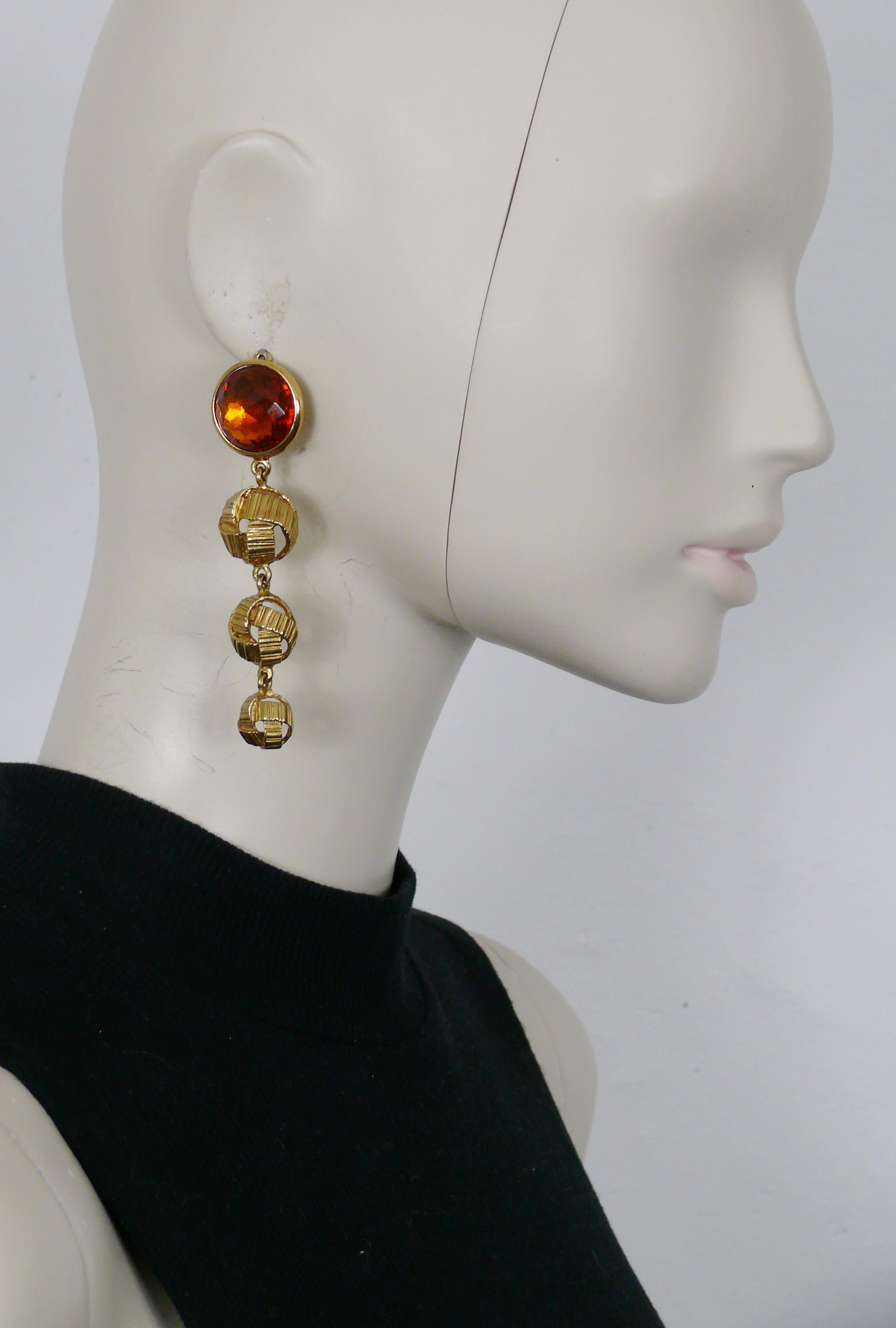YVES SAINT LAURENT vintage gold toned dangling earrings (clip-on) featuring 3 ribbed textured ribbon-like balls topped by a large faceted orange resin crystal-like cabochon.

Embossed YSL Made in France.

Indicative measurements : height approx. 8.8