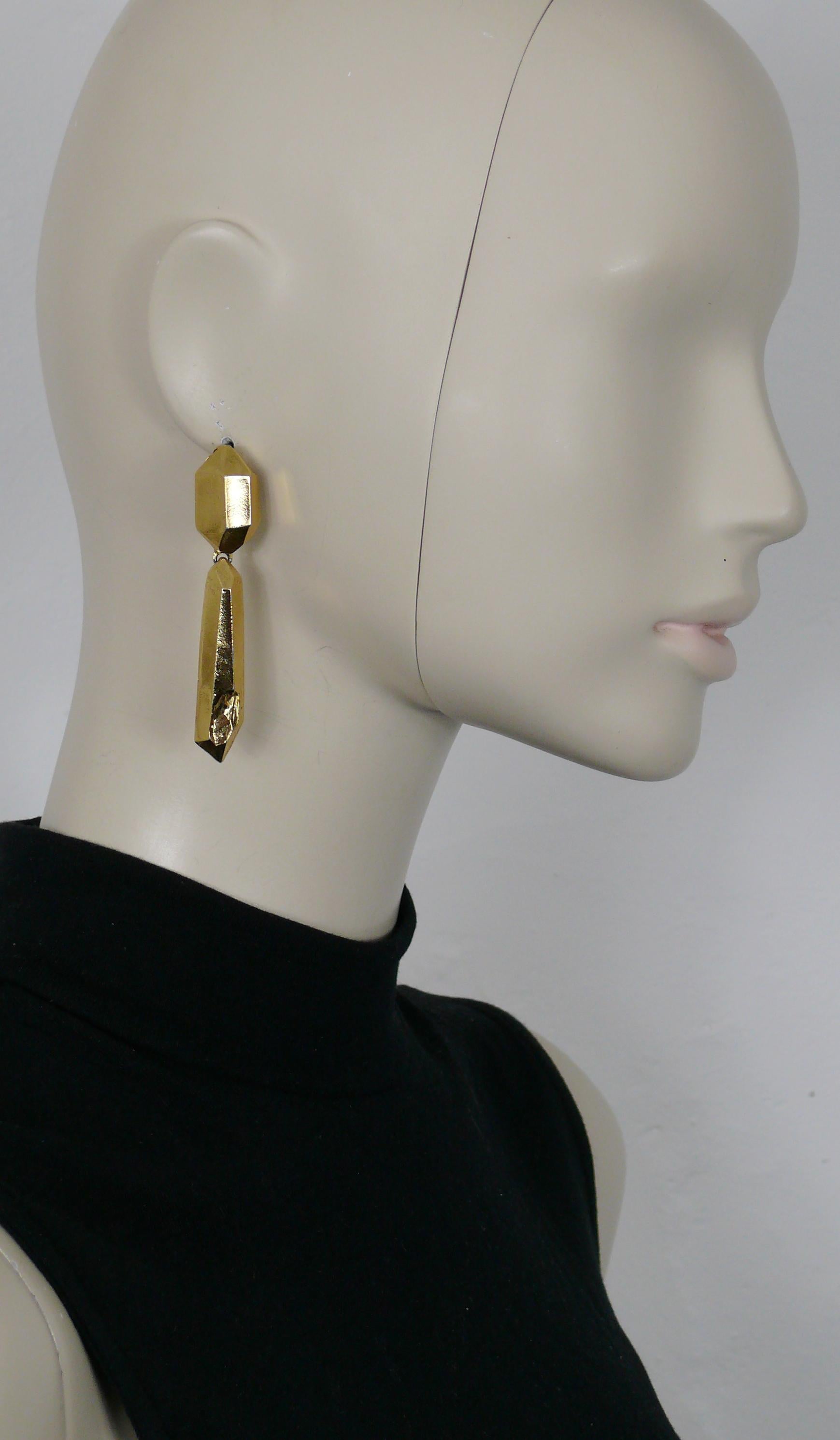 YVES SAINT LAURENT vintage gold toned dangling earrings (clip on) featuring quartz prism design.

Embossed YSL.

Indicative measurements : max. height approx. 7 cm (2.76 inches) / max. width approx. 1.4 cm (0.55 inch).

NOTES
- This is a preloved