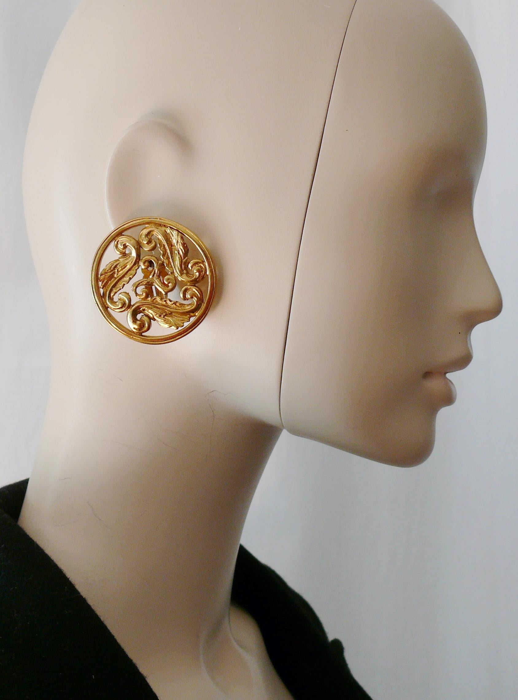 Yves Saint Laurent YSL Vintage Gold Toned Scrolls Bracelet and Earrings Set In Excellent Condition For Sale In Nice, FR